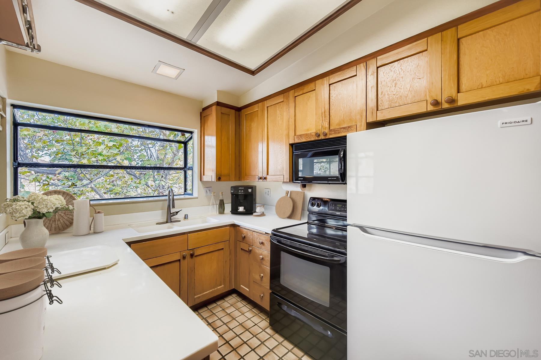 Detail Gallery Image 5 of 27 For 8840  Villa La Jolla Dr  #304,  La Jolla,  CA 92037 - 1 Beds | 1 Baths