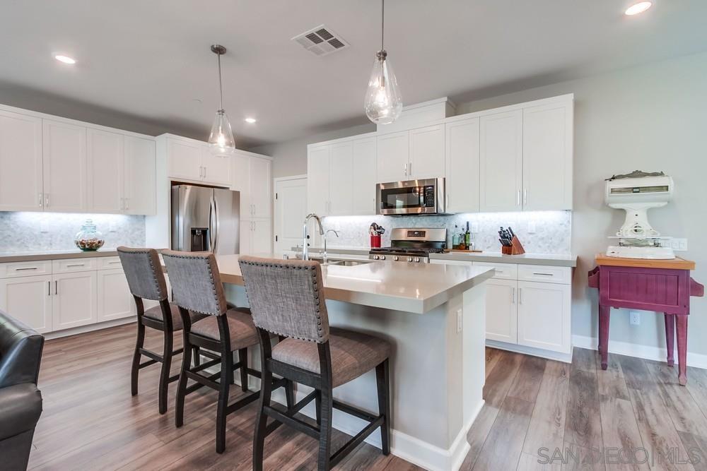 Detail Gallery Image 10 of 52 For 1933  Pascal Ct, Escondido,  CA 92026 - 4 Beds | 3 Baths