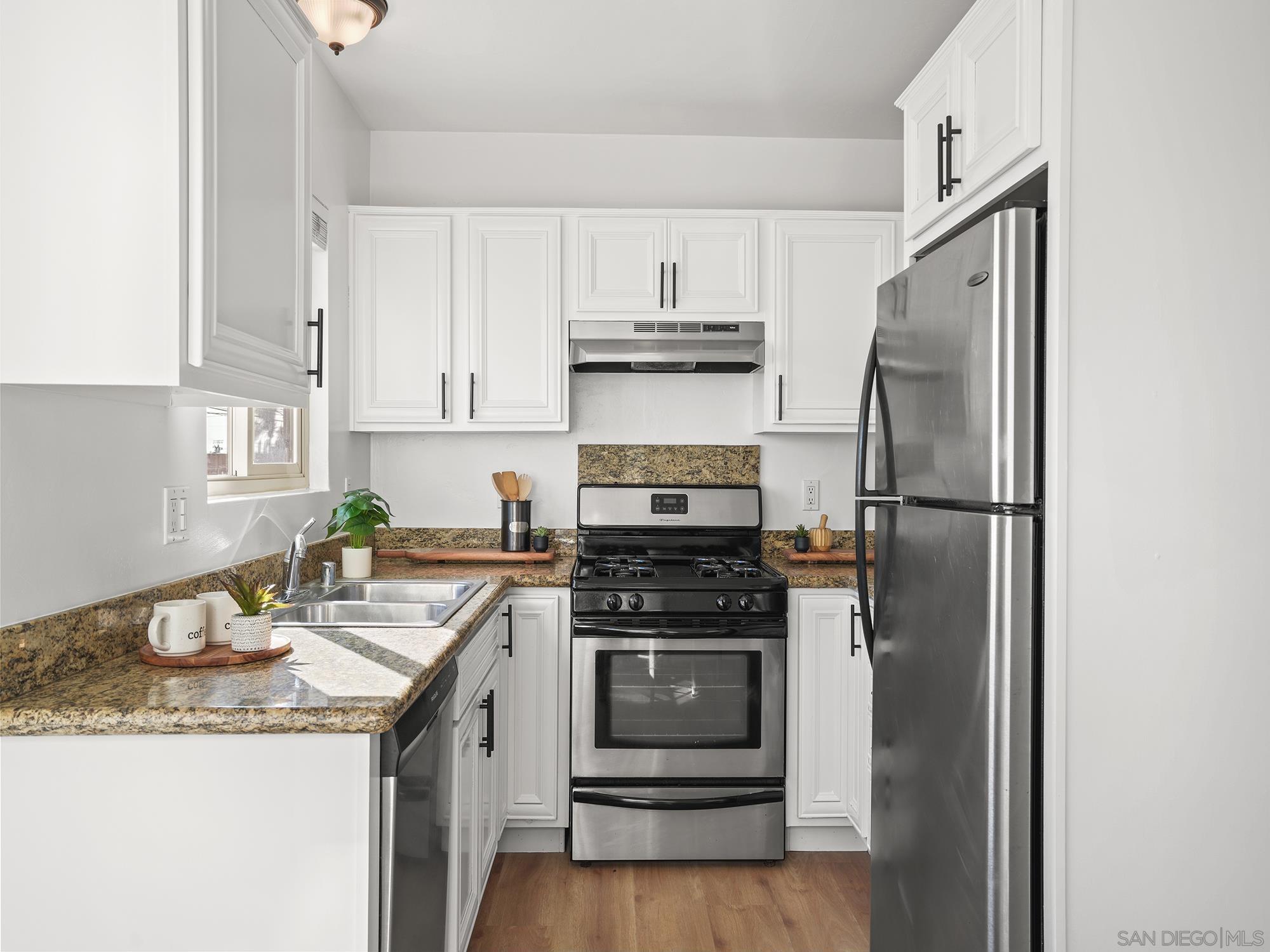 Detail Gallery Image 11 of 28 For 1361  Felspar St  #7,  San Diego,  CA 92109 - 2 Beds | 2 Baths