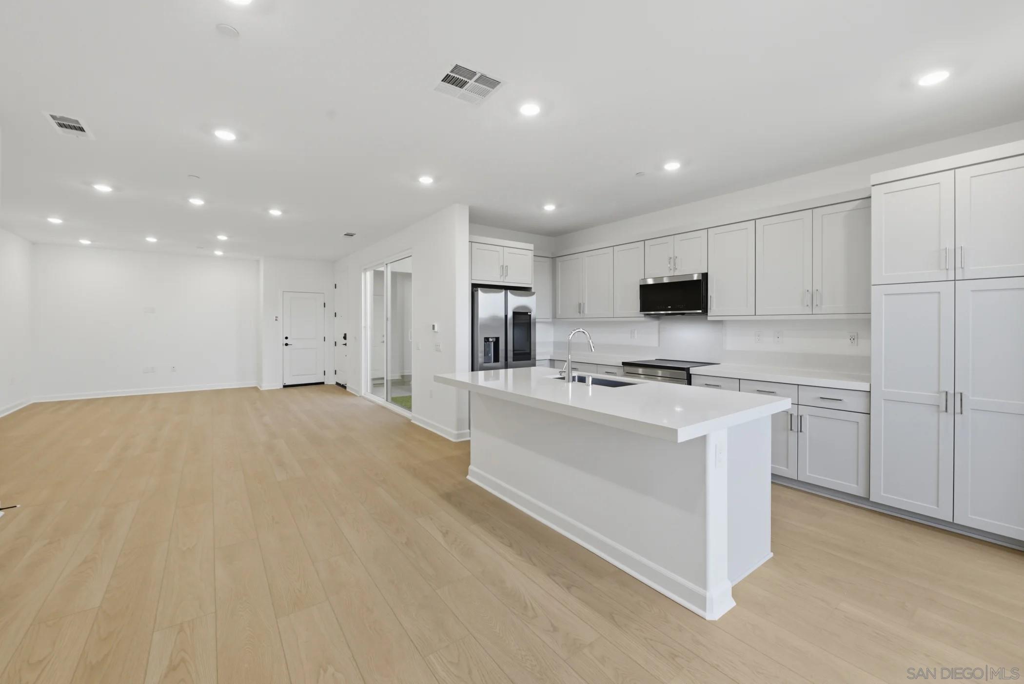 Detail Gallery Image 2 of 7 For 112  Village Walk Way, Ramona,  CA 92065 - 3 Beds | 2/1 Baths