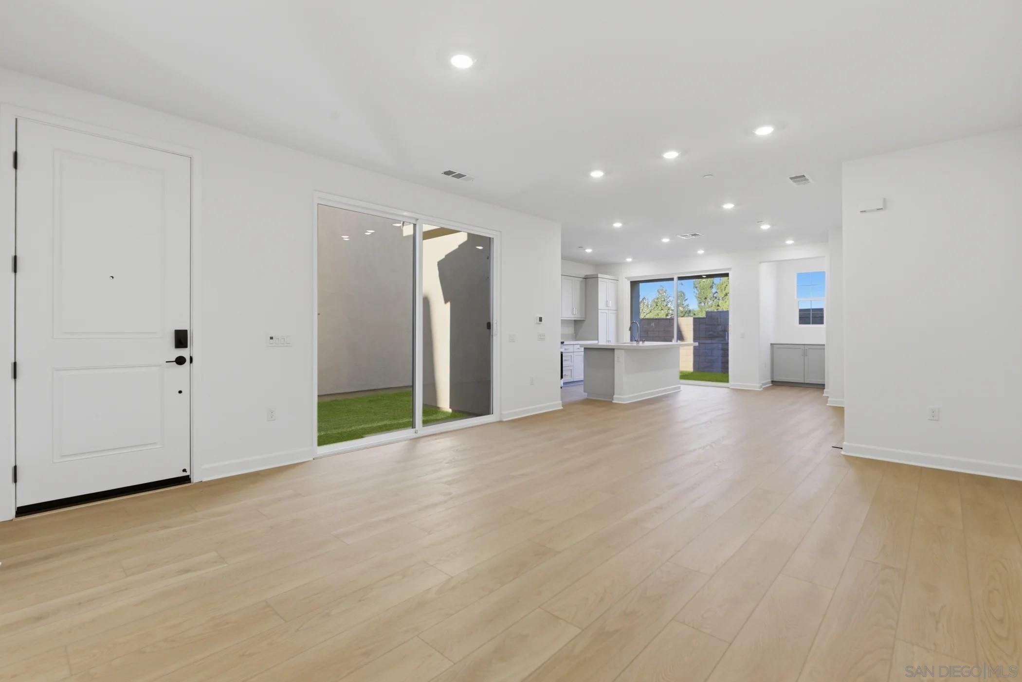 Detail Gallery Image 3 of 7 For 112  Village Walk Way, Ramona,  CA 92065 - 3 Beds | 2/1 Baths