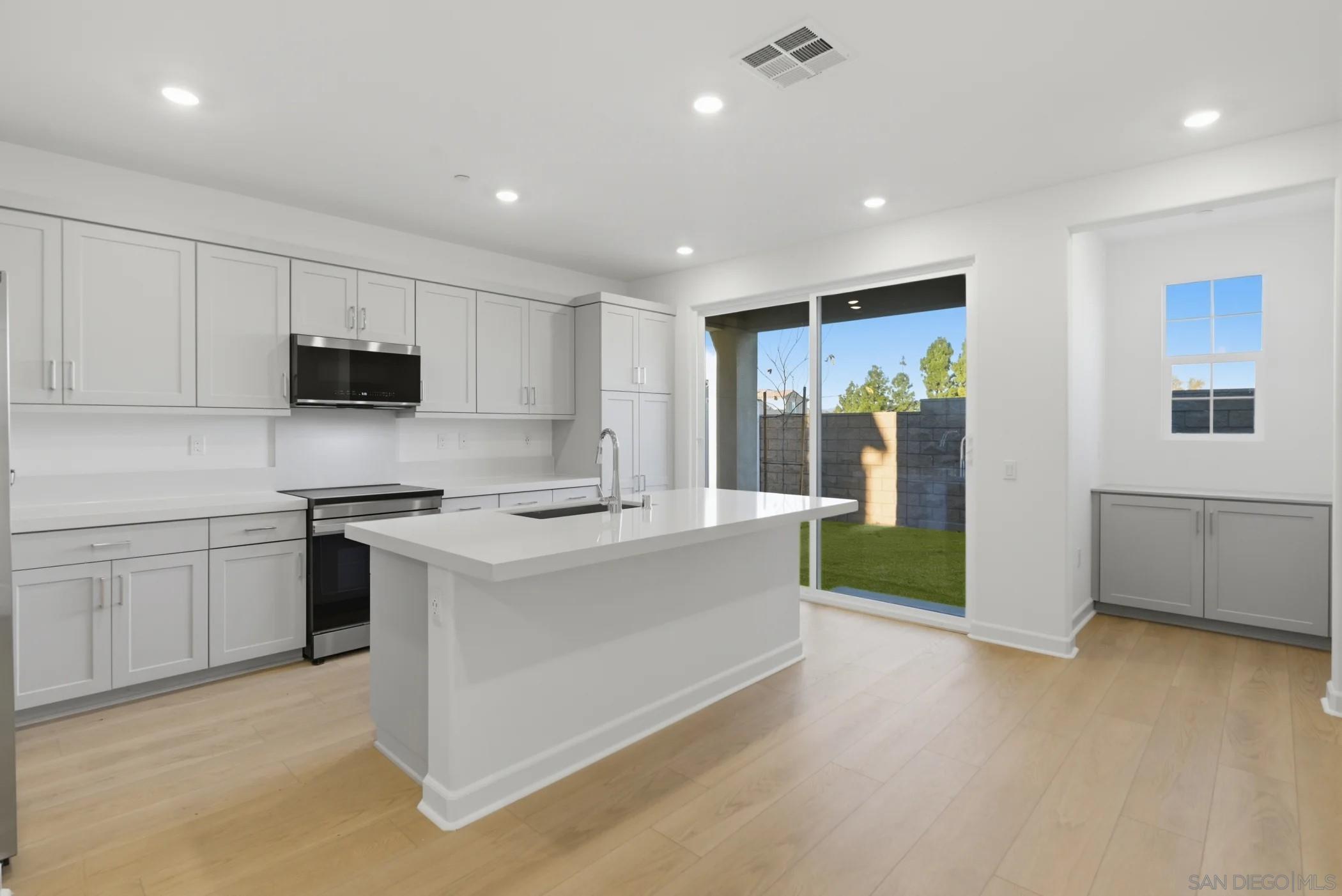 Detail Gallery Image 4 of 7 For 112  Village Walk Way, Ramona,  CA 92065 - 3 Beds | 2/1 Baths