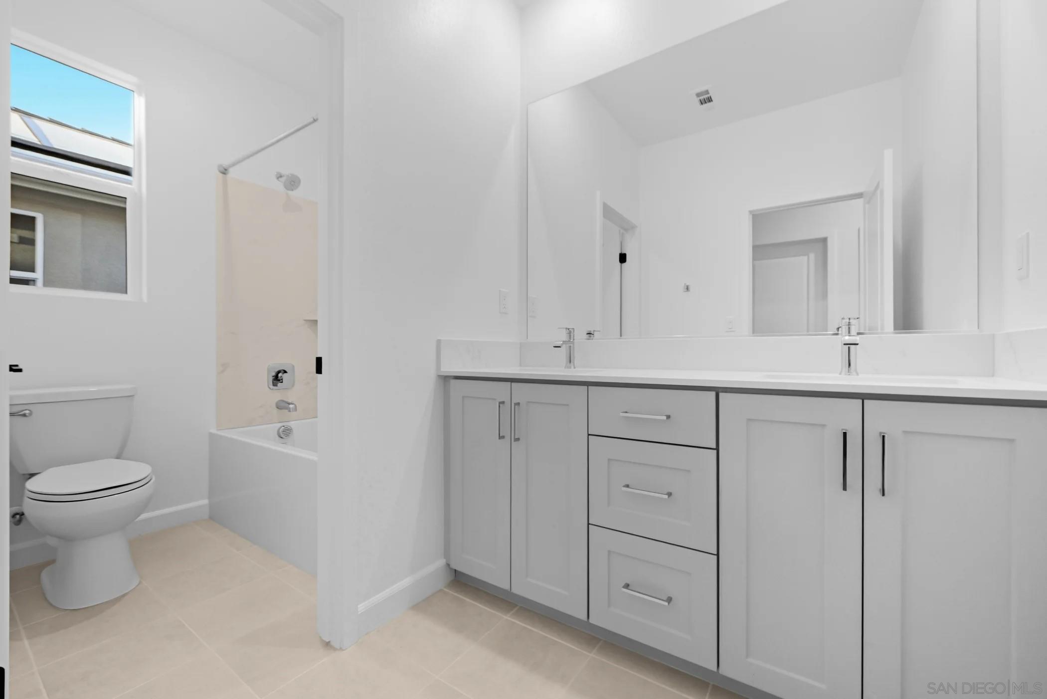 Detail Gallery Image 6 of 7 For 112  Village Walk Way, Ramona,  CA 92065 - 3 Beds | 2/1 Baths