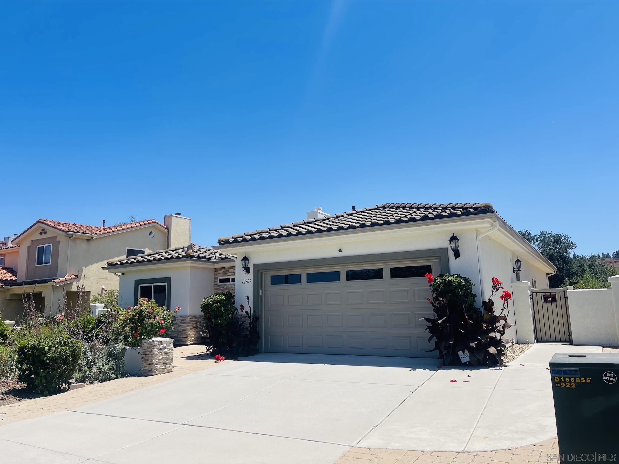 Detail Gallery Image 2 of 36 For 12709  Oak Knoll Rd, Poway,  CA 92064 - 3 Beds | 2 Baths