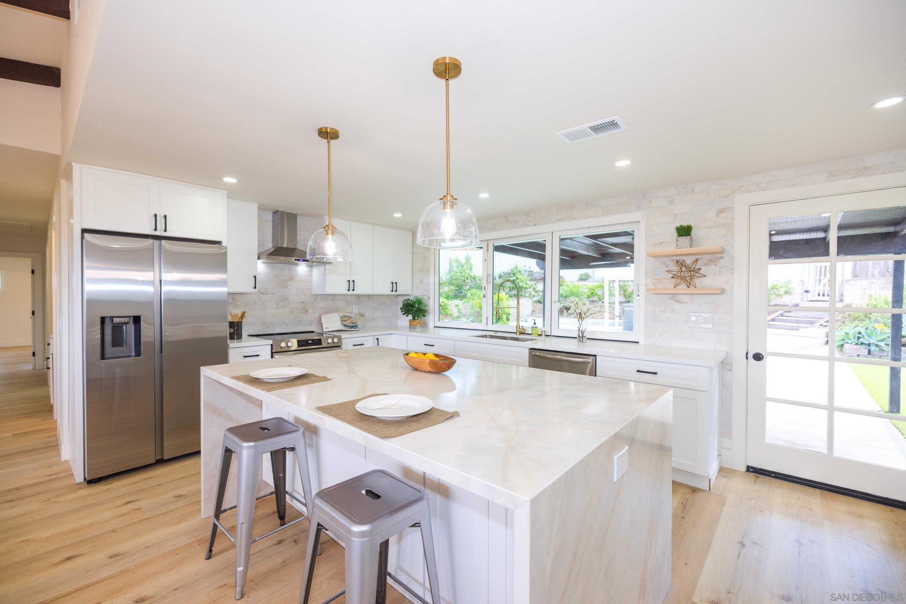 Detail Gallery Image 12 of 48 For 807  Poinsettia Ave, Vista,  CA 92081 - 3 Beds | 3 Baths