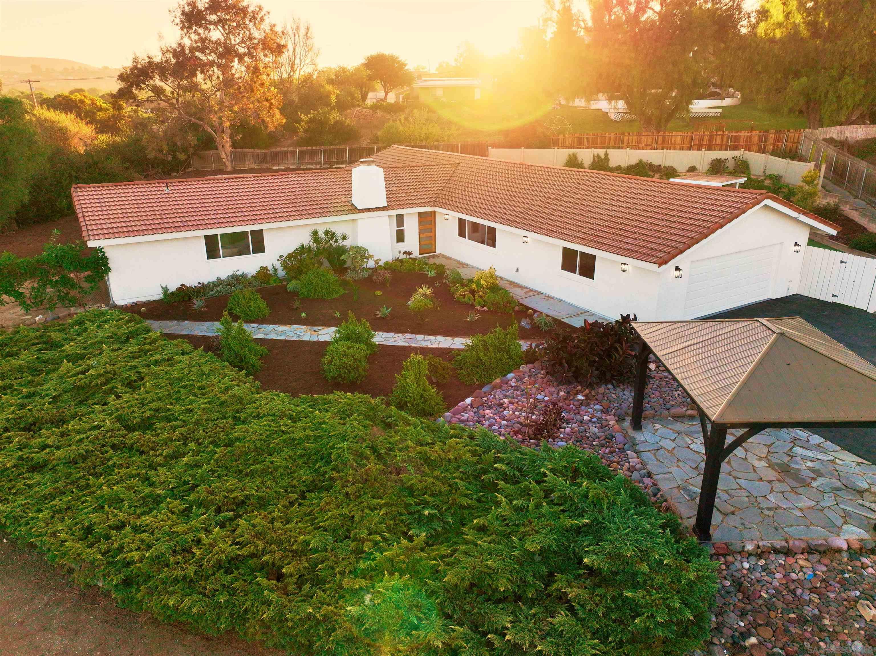 Detail Gallery Image 3 of 48 For 807  Poinsettia Ave, Vista,  CA 92081 - 3 Beds | 3 Baths