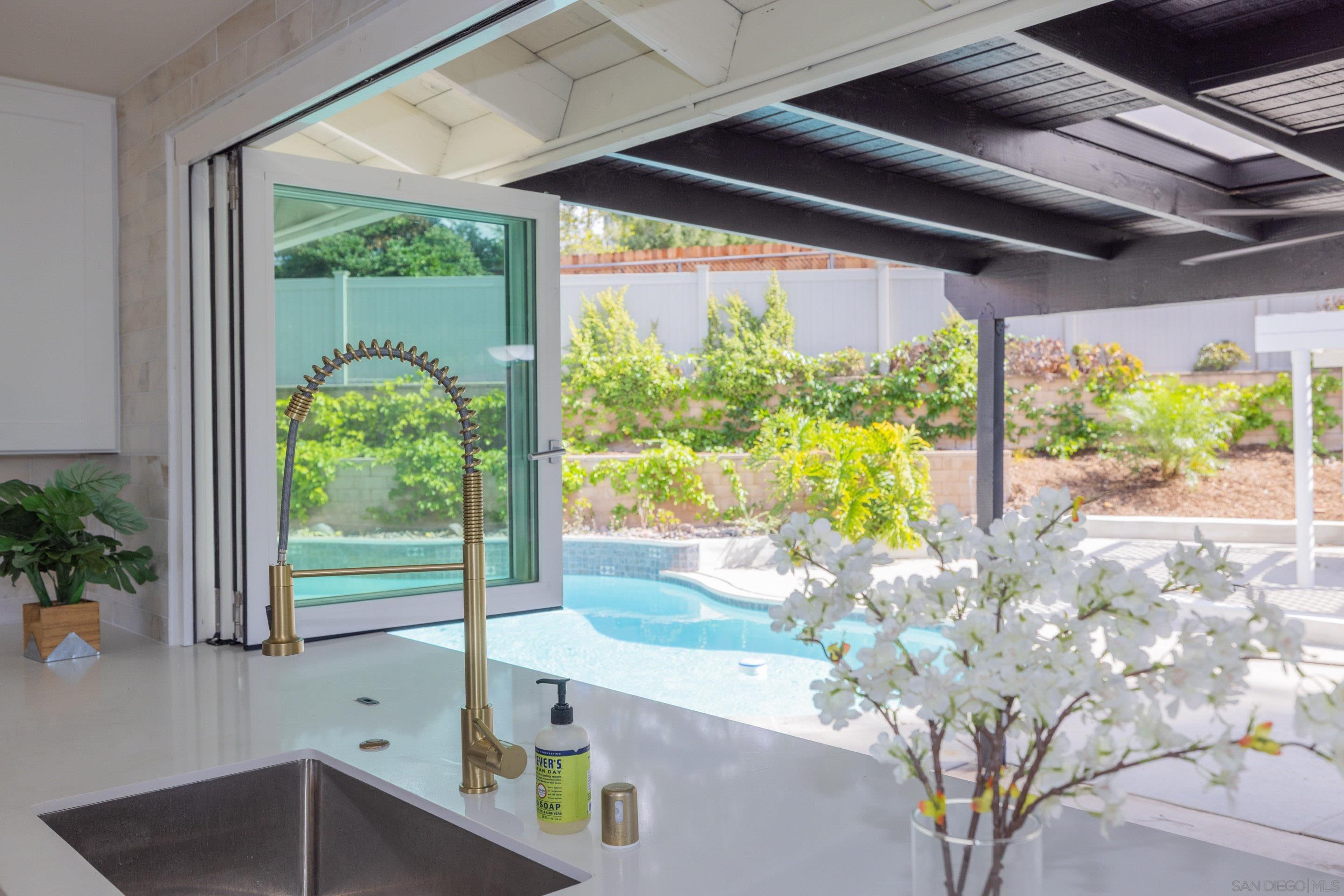 Detail Gallery Image 17 of 48 For 807  Poinsettia Ave, Vista,  CA 92081 - 3 Beds | 3 Baths