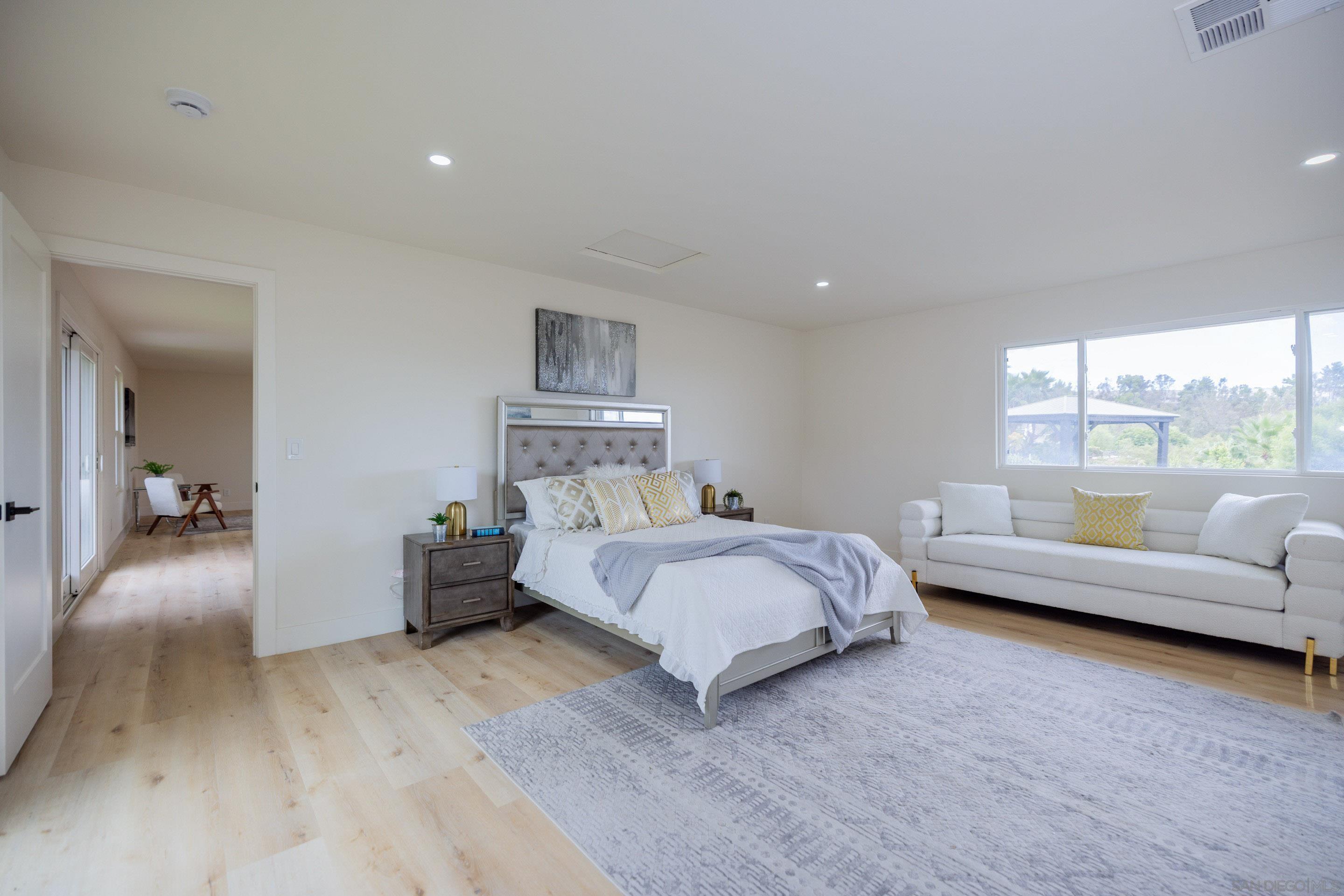 Detail Gallery Image 18 of 48 For 807  Poinsettia Ave, Vista,  CA 92081 - 3 Beds | 3 Baths