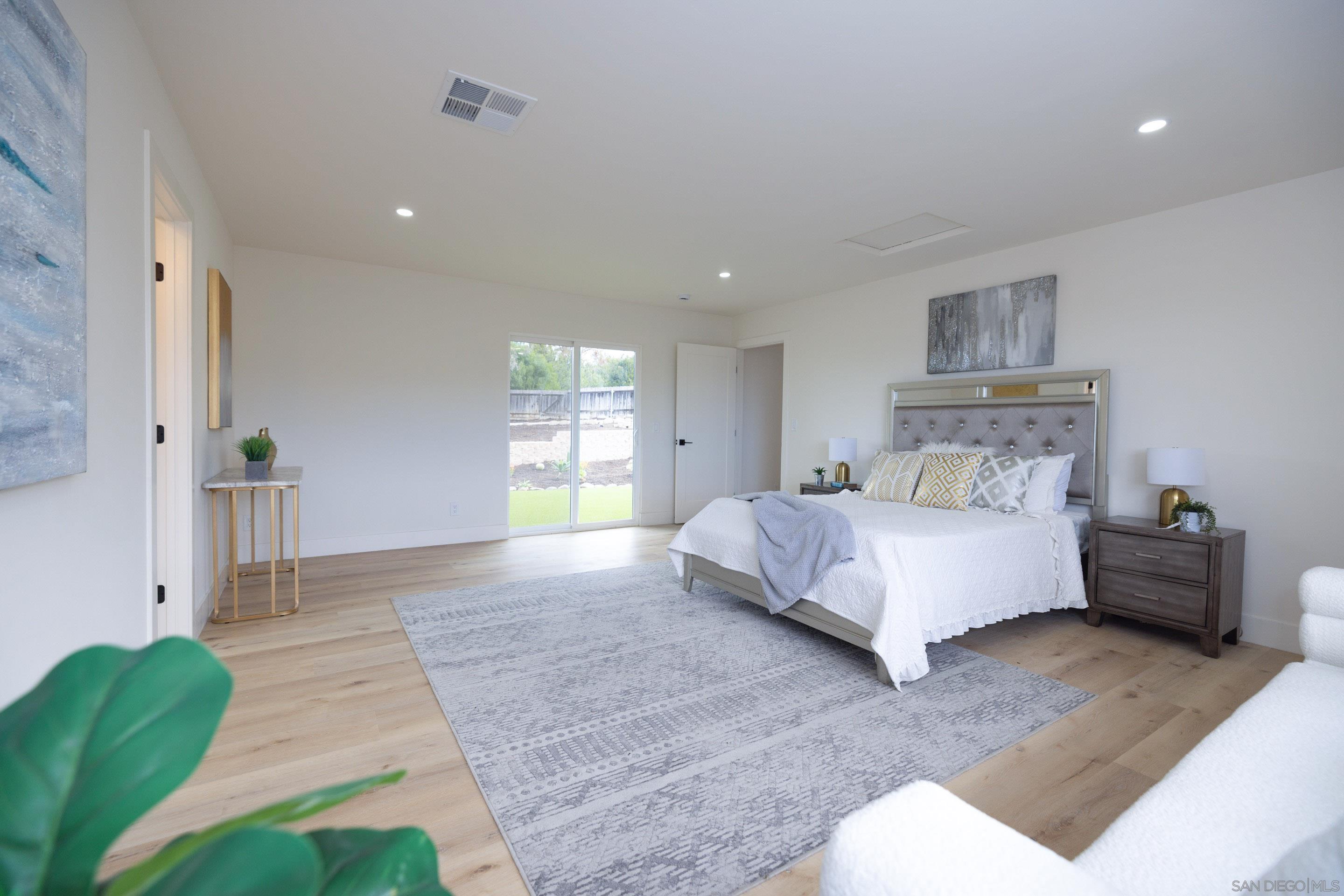 Detail Gallery Image 20 of 48 For 807  Poinsettia Ave, Vista,  CA 92081 - 3 Beds | 3 Baths