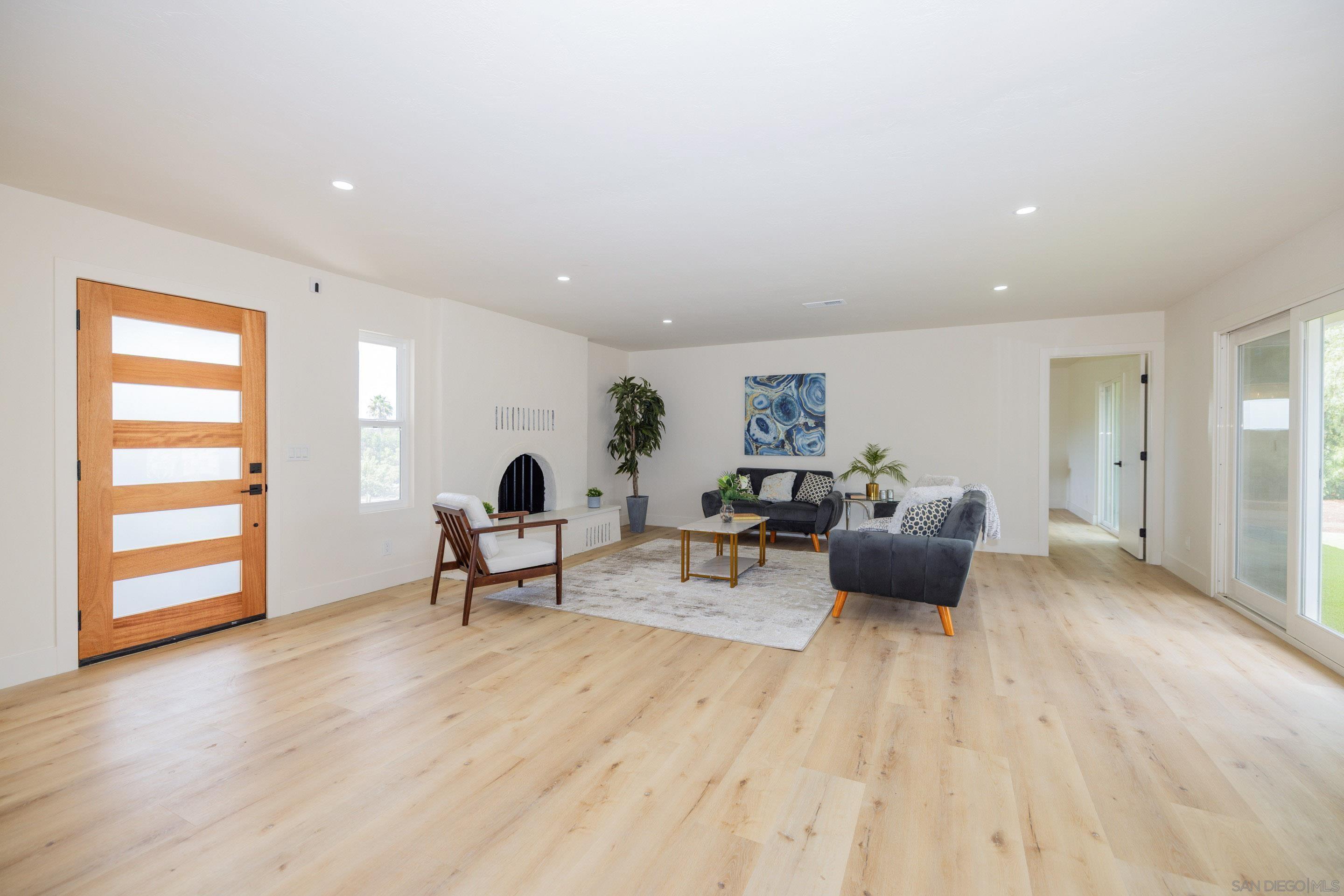 Detail Gallery Image 4 of 48 For 807  Poinsettia Ave, Vista,  CA 92081 - 3 Beds | 3 Baths