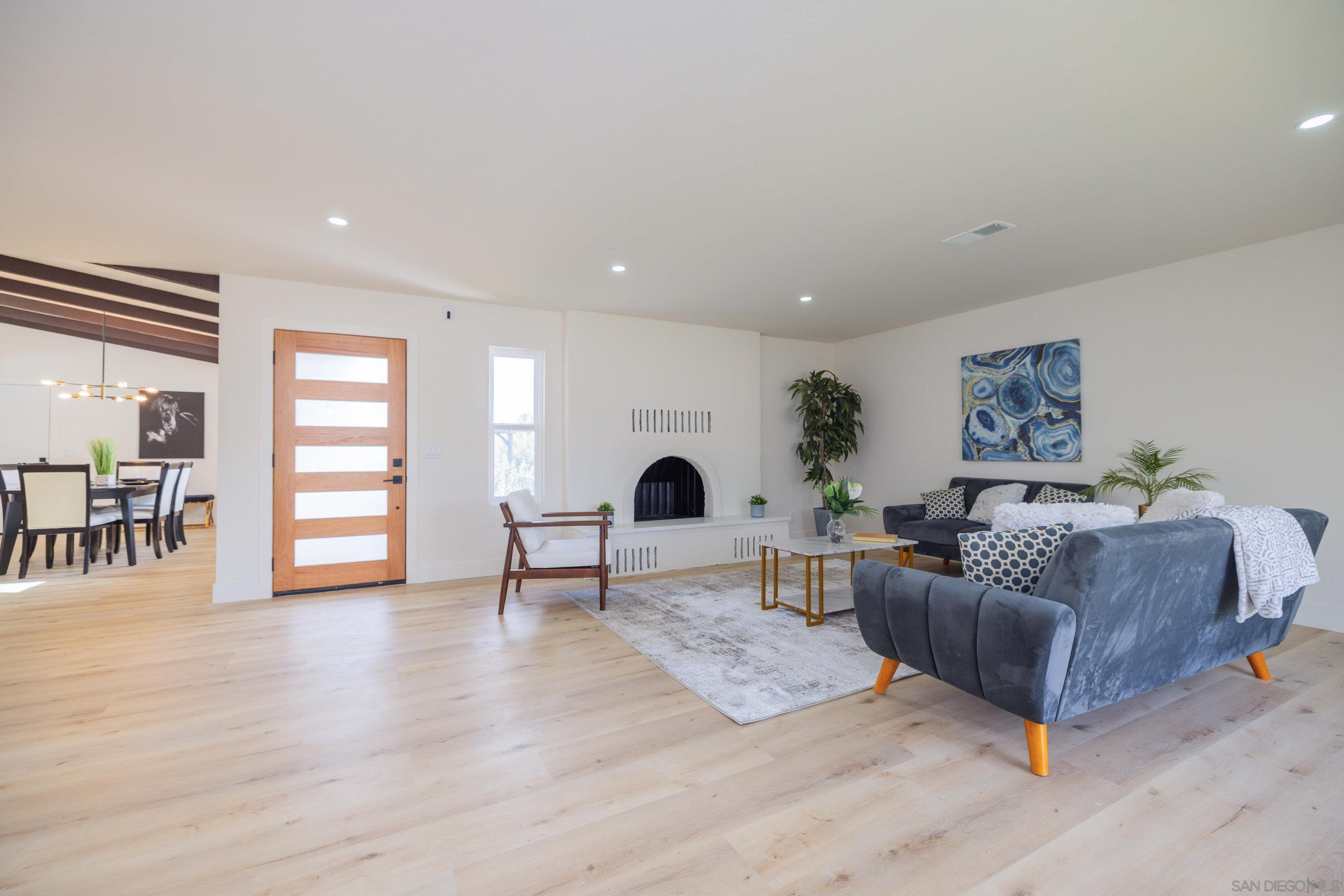 Detail Gallery Image 5 of 48 For 807  Poinsettia Ave, Vista,  CA 92081 - 3 Beds | 3 Baths