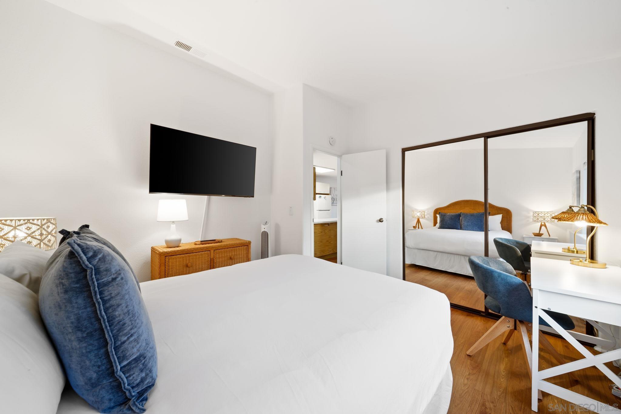 Detail Gallery Image 11 of 29 For 721  Glenview, La Jolla,  CA 92037 - 2 Beds | 2 Baths