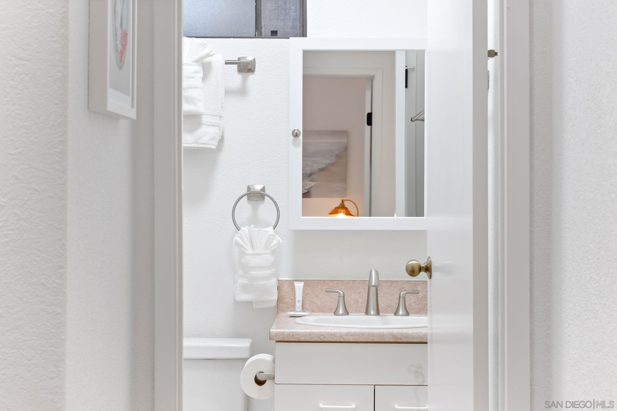 Detail Gallery Image 17 of 29 For 721  Glenview, La Jolla,  CA 92037 - 2 Beds | 2 Baths