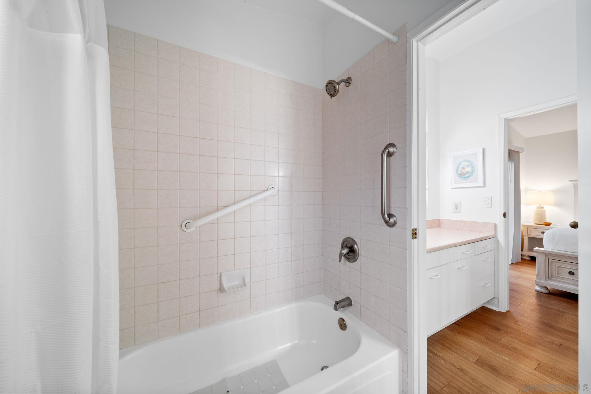 Detail Gallery Image 20 of 29 For 721  Glenview, La Jolla,  CA 92037 - 2 Beds | 2 Baths