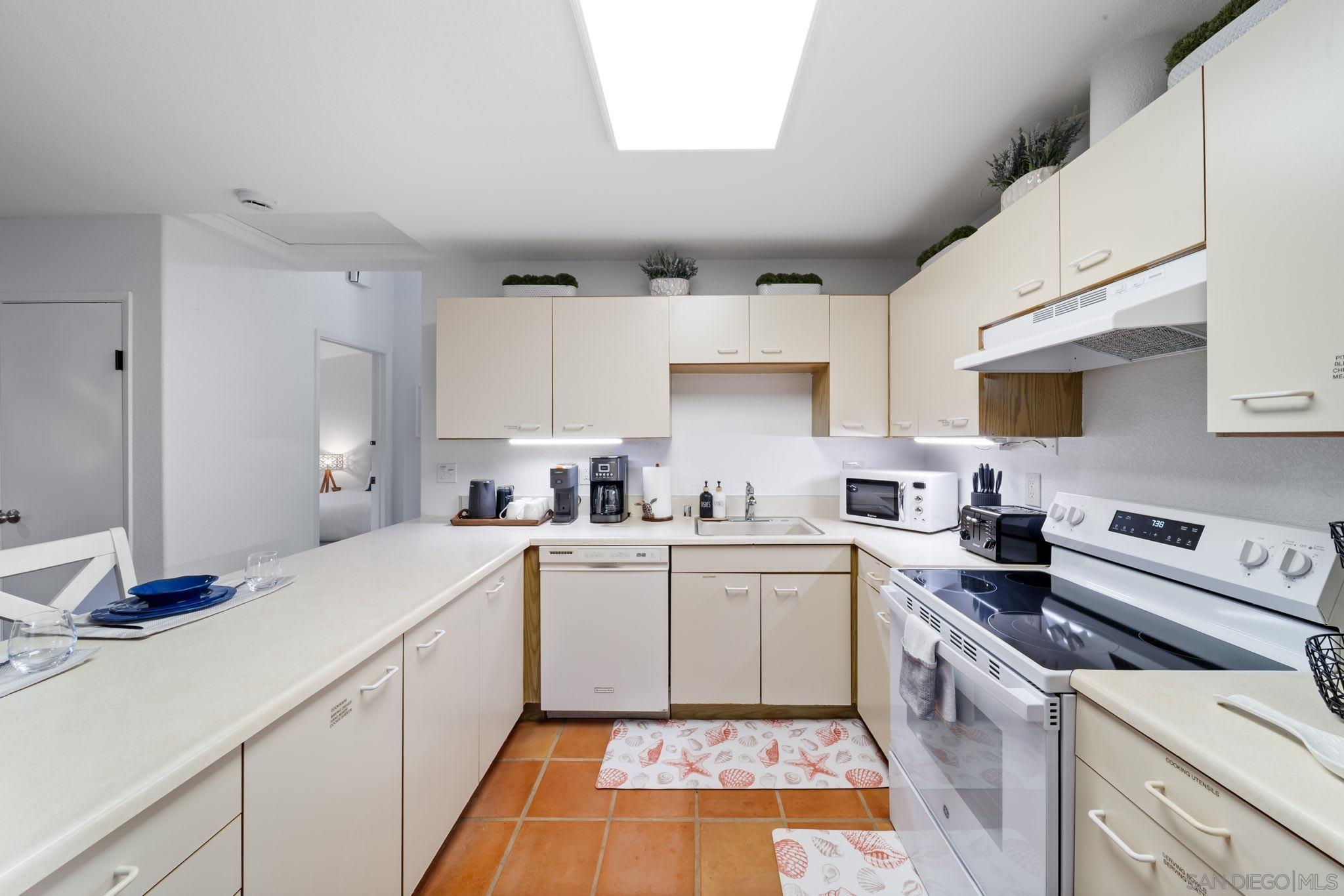 Detail Gallery Image 21 of 29 For 721  Glenview, La Jolla,  CA 92037 - 2 Beds | 2 Baths