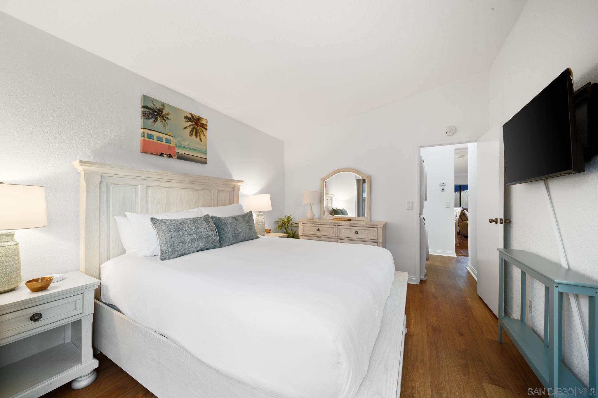 Detail Gallery Image 9 of 29 For 721  Glenview, La Jolla,  CA 92037 - 2 Beds | 2 Baths