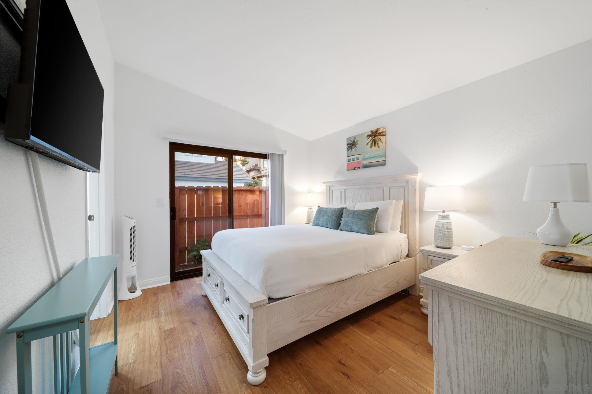 Detail Gallery Image 10 of 29 For 721  Glenview, La Jolla,  CA 92037 - 2 Beds | 2 Baths