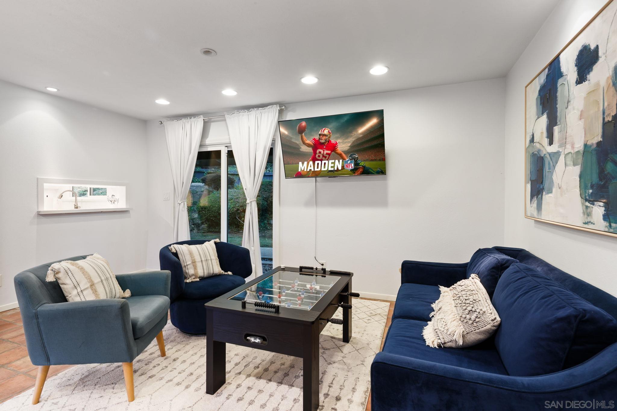 Detail Gallery Image 15 of 69 For 7806  via Capri, La Jolla,  CA 92037 - 4 Beds | 2/1 Baths