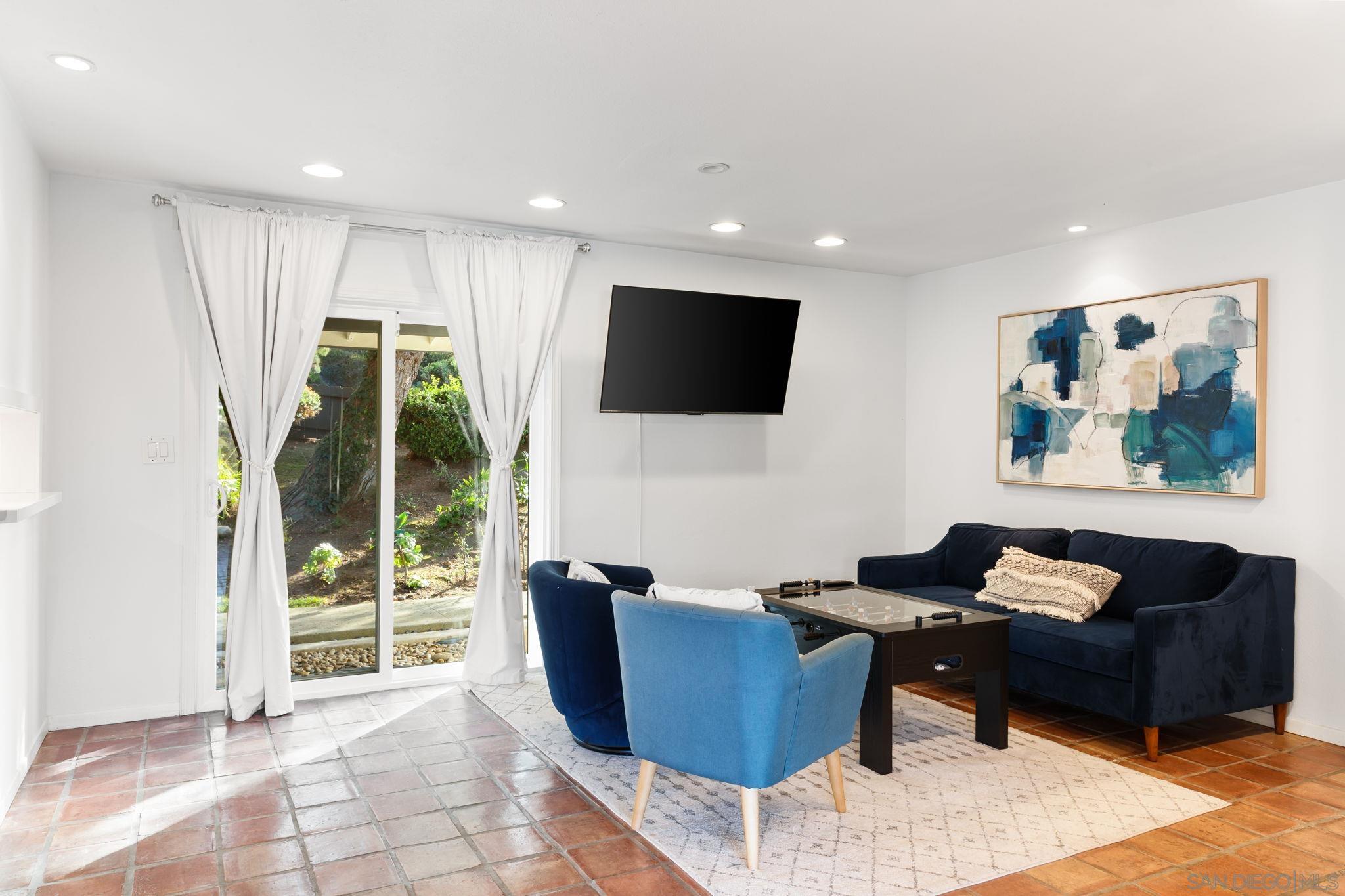 Detail Gallery Image 17 of 69 For 7806  via Capri, La Jolla,  CA 92037 - 4 Beds | 2/1 Baths