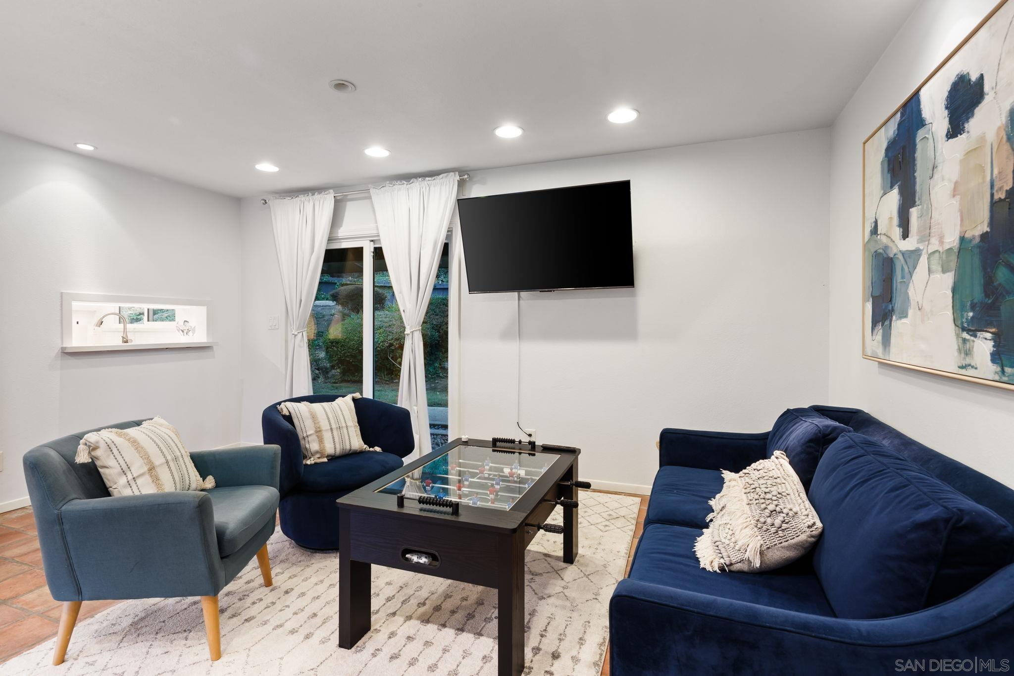 Detail Gallery Image 18 of 69 For 7806  via Capri, La Jolla,  CA 92037 - 4 Beds | 2/1 Baths