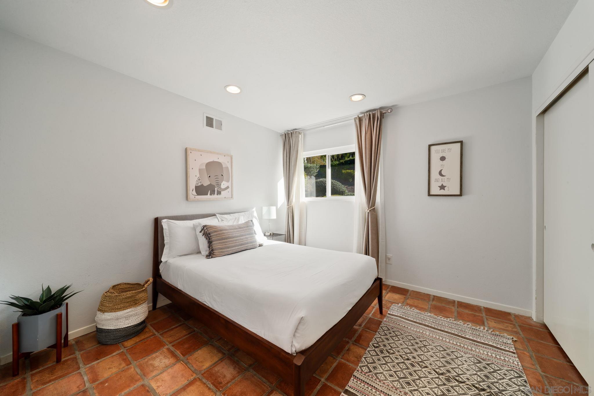 Detail Gallery Image 33 of 69 For 7806  via Capri, La Jolla,  CA 92037 - 4 Beds | 2/1 Baths