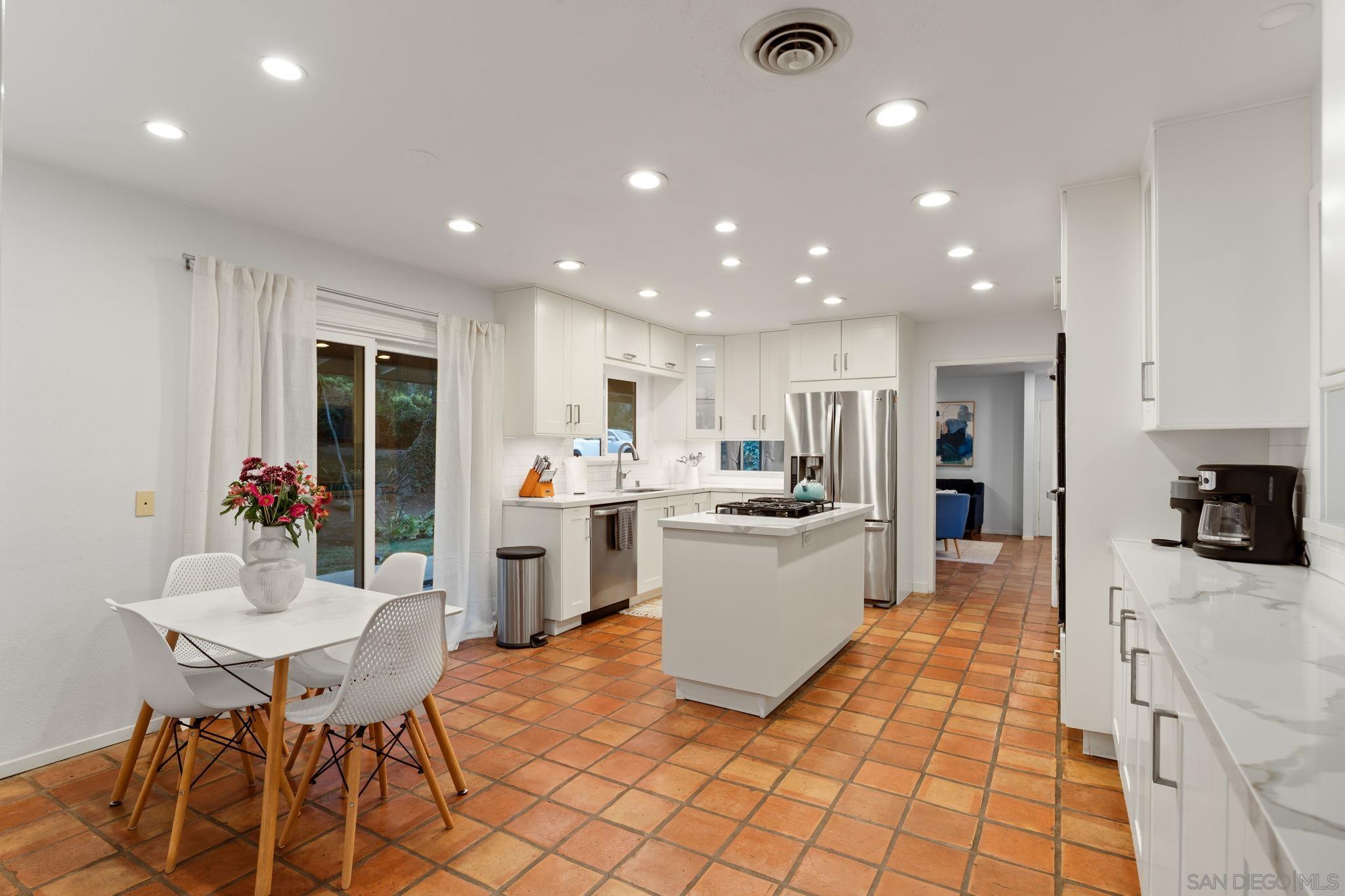 Detail Gallery Image 38 of 69 For 7806  via Capri, La Jolla,  CA 92037 - 4 Beds | 2/1 Baths