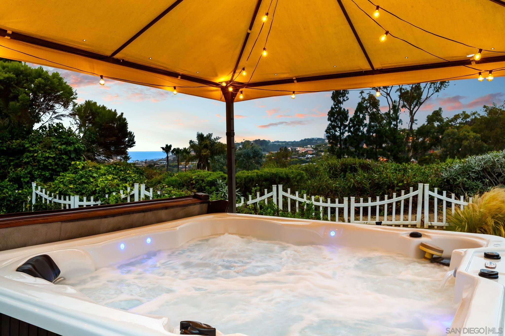 Detail Gallery Image 6 of 69 For 7806  via Capri, La Jolla,  CA 92037 - 4 Beds | 2/1 Baths