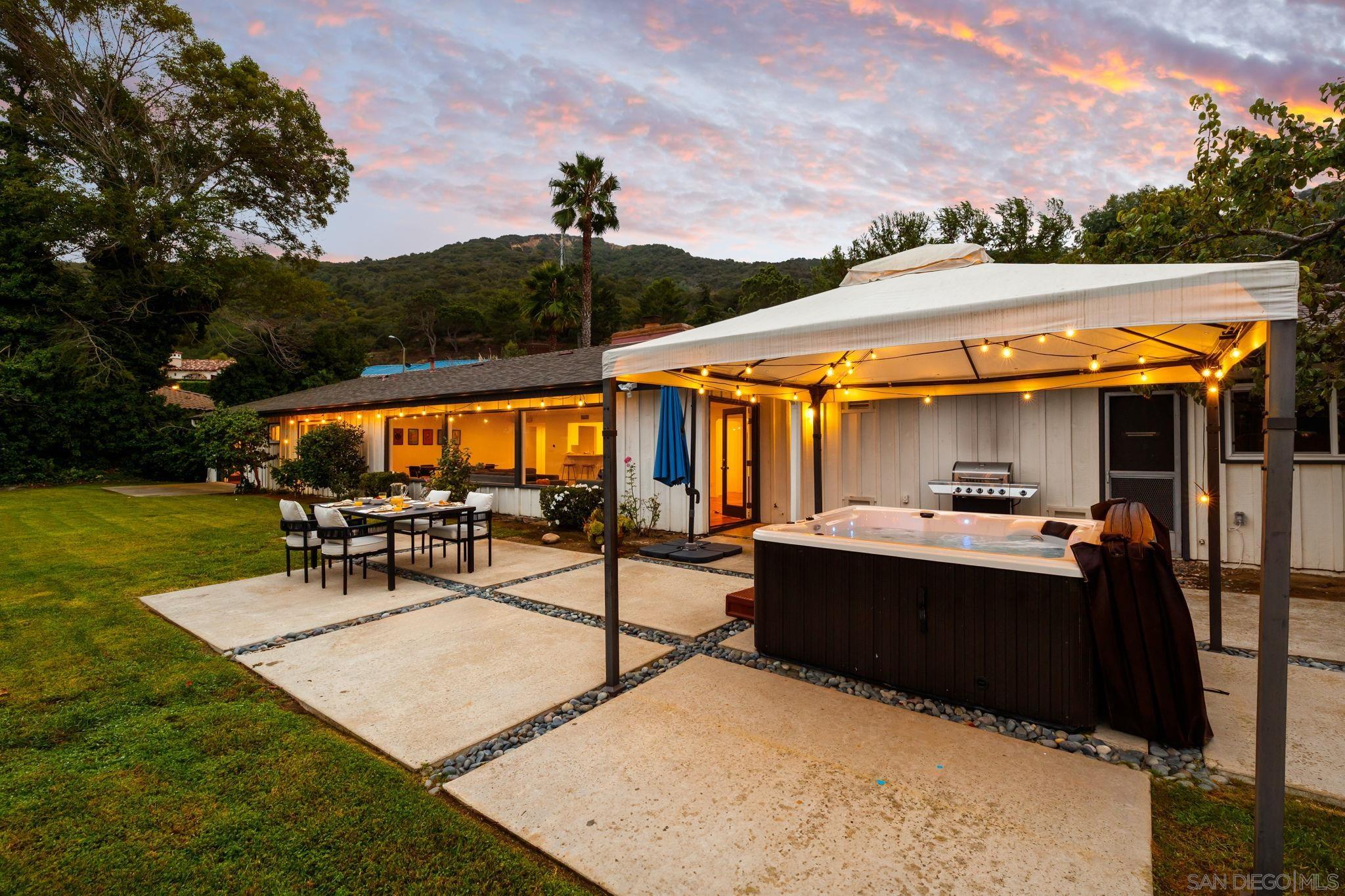 Detail Gallery Image 7 of 69 For 7806  via Capri, La Jolla,  CA 92037 - 4 Beds | 2/1 Baths