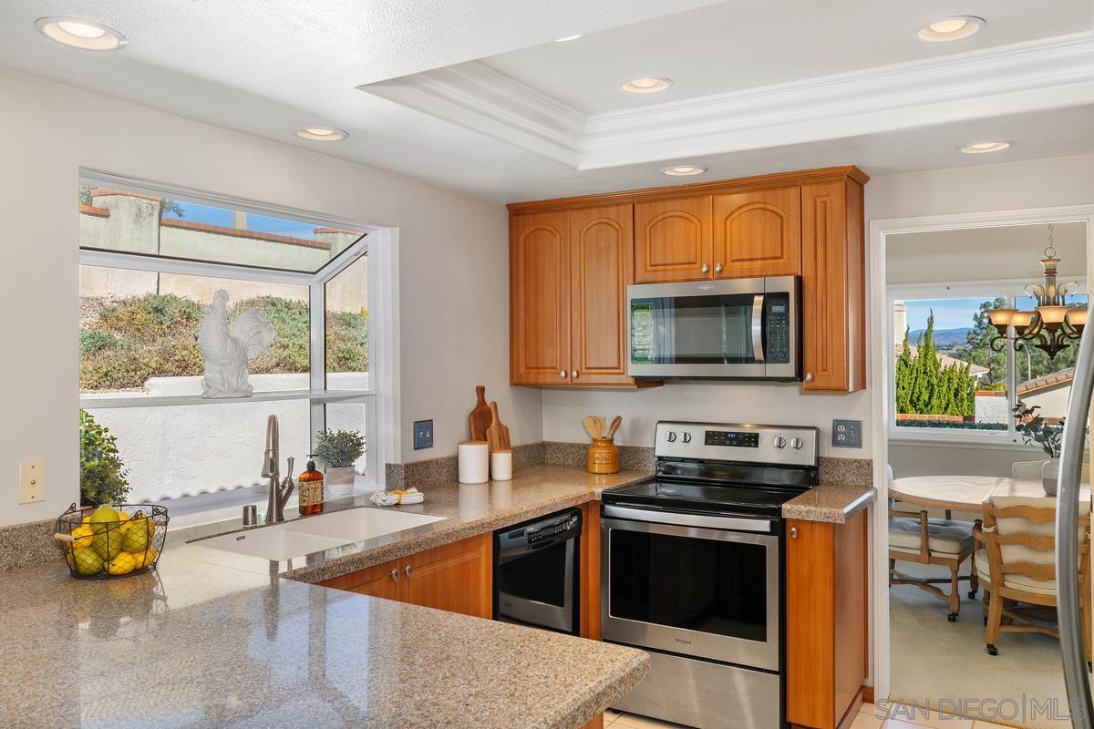 Detail Gallery Image 7 of 30 For 18018  Calle Estepona, San Diego,  CA 92128 - 2 Beds | 2 Baths