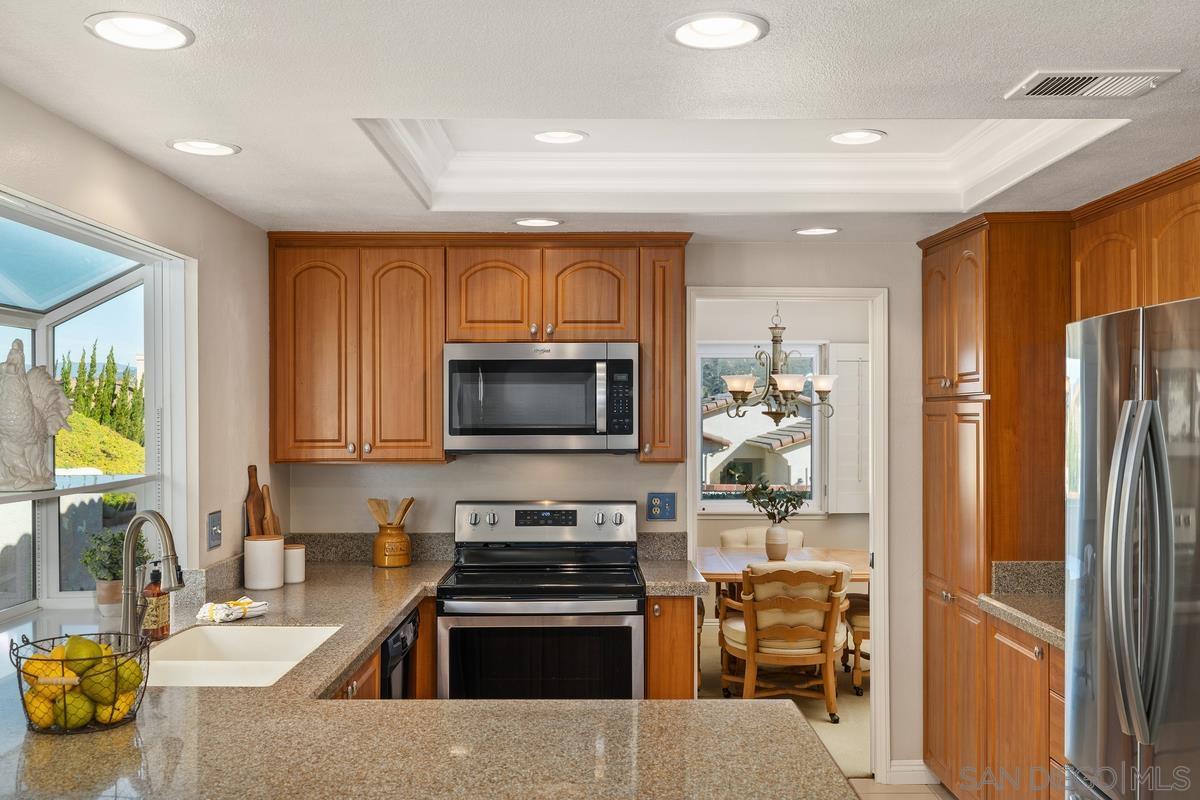 Detail Gallery Image 8 of 30 For 18018  Calle Estepona, San Diego,  CA 92128 - 2 Beds | 2 Baths