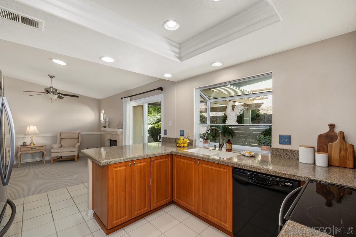 Detail Gallery Image 10 of 30 For 18018  Calle Estepona, San Diego,  CA 92128 - 2 Beds | 2 Baths