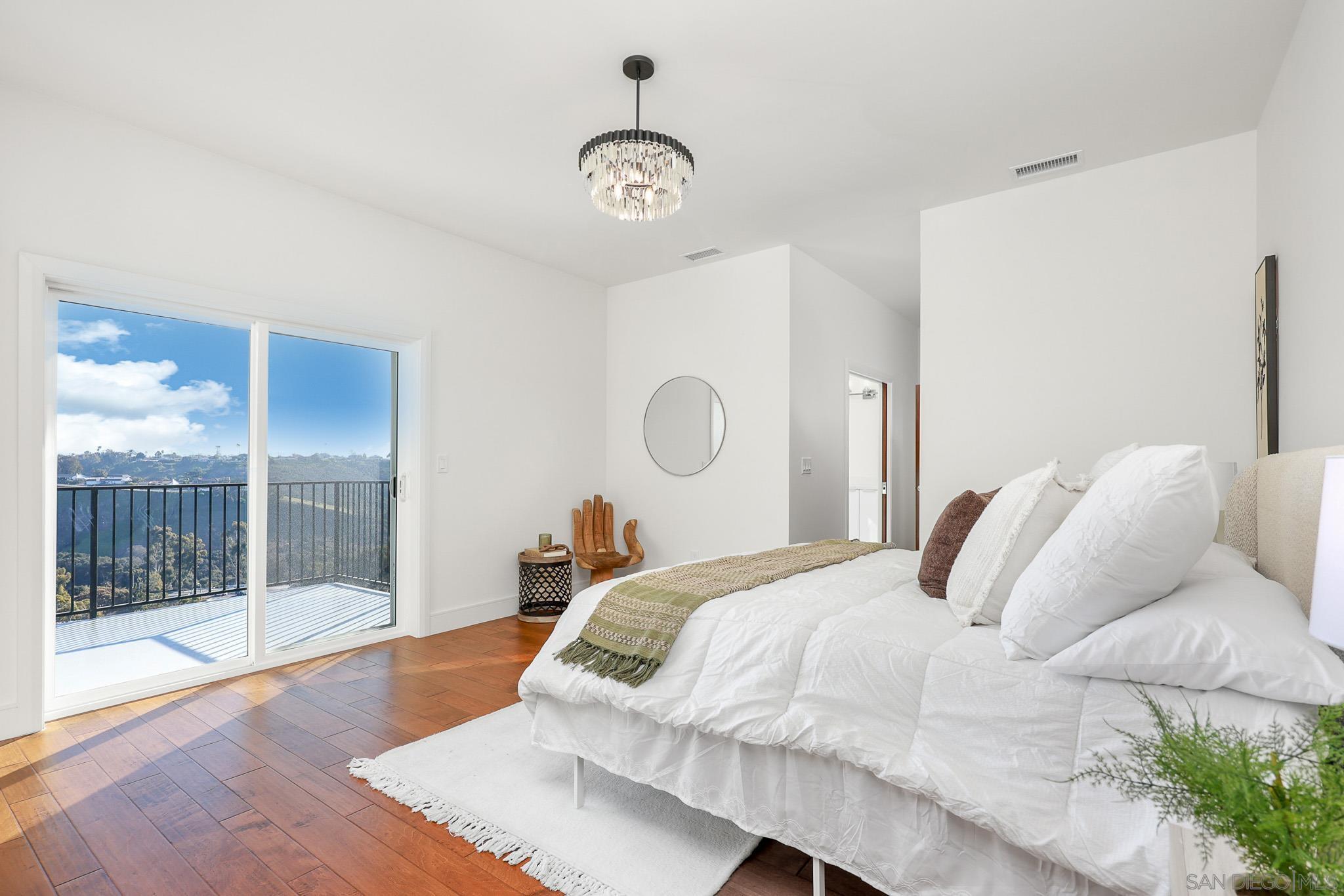 Detail Gallery Image 11 of 54 For 7901  Avenida Kirjah, La Jolla,  CA 92037 - 6 Beds | 6/1 Baths