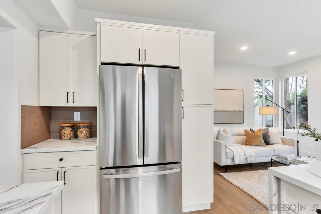 Detail Gallery Image 12 of 40 For 12169  via San Loreno, San Diego,  CA 92128 - 3 Beds | 2/1 Baths