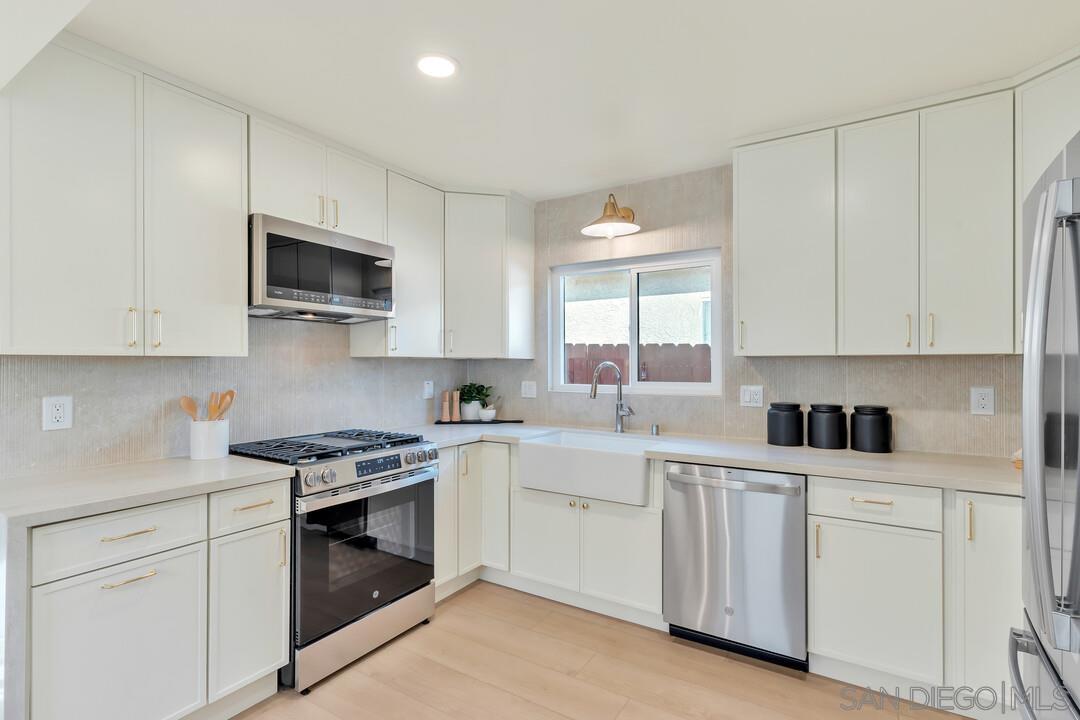 Detail Gallery Image 13 of 42 For 2275  Emerald St, San Diego,  CA 92109 - 2 Beds | 2 Baths