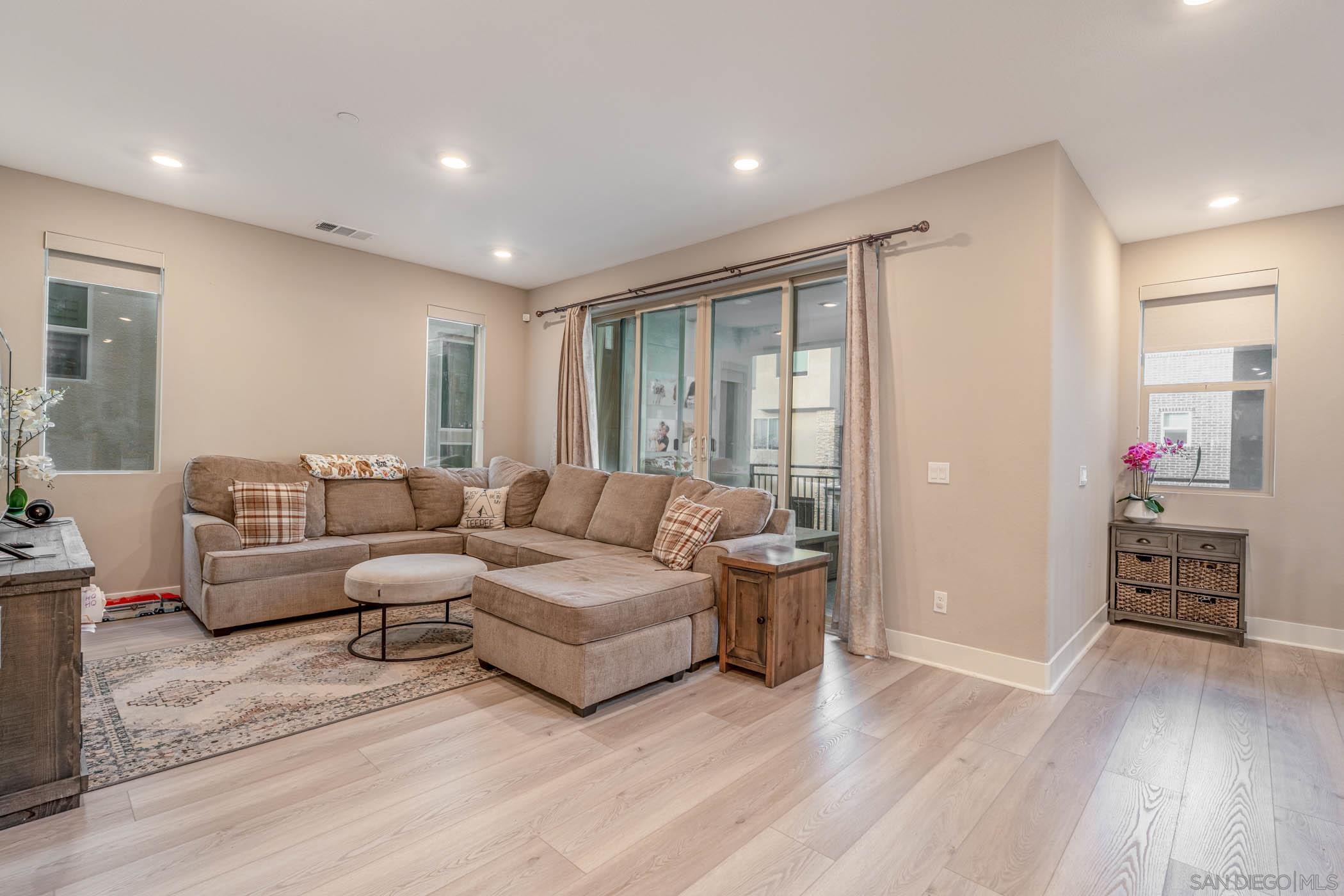 Detail Gallery Image 9 of 32 For 15581  Manley Way, San Diego,  CA 92127 - 4 Beds | 4 Baths