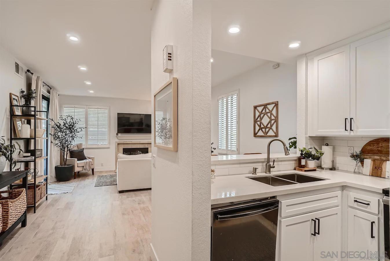 Detail Gallery Image 2 of 25 For 2218  River Run Dr  104, San Diego,  CA 92108 - 1 Beds | 1 Baths