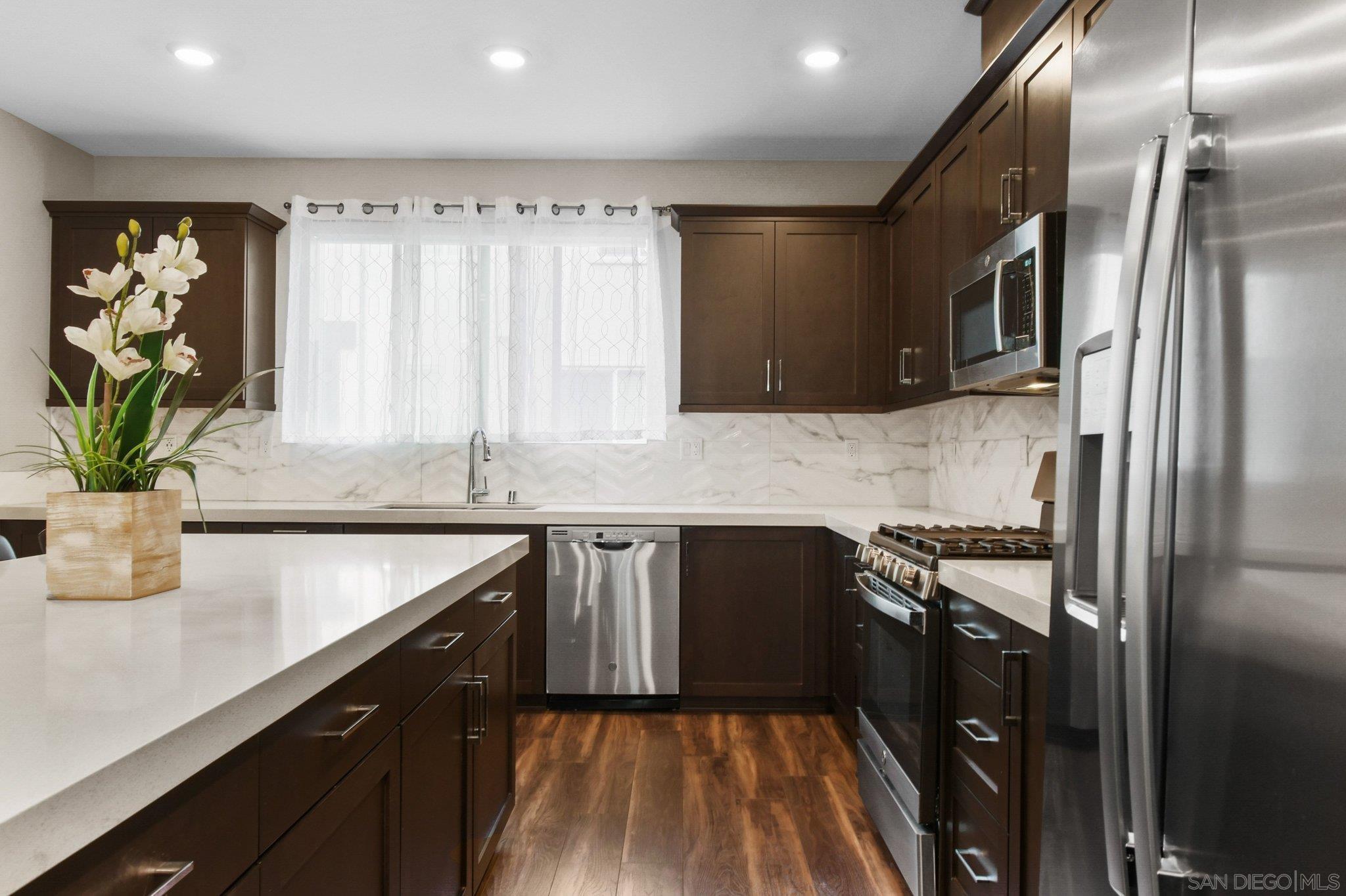 Detail Gallery Image 3 of 40 For 1956  Pavilion Ln, Chula Vista,  CA 91915 - 4 Beds | 3/1 Baths