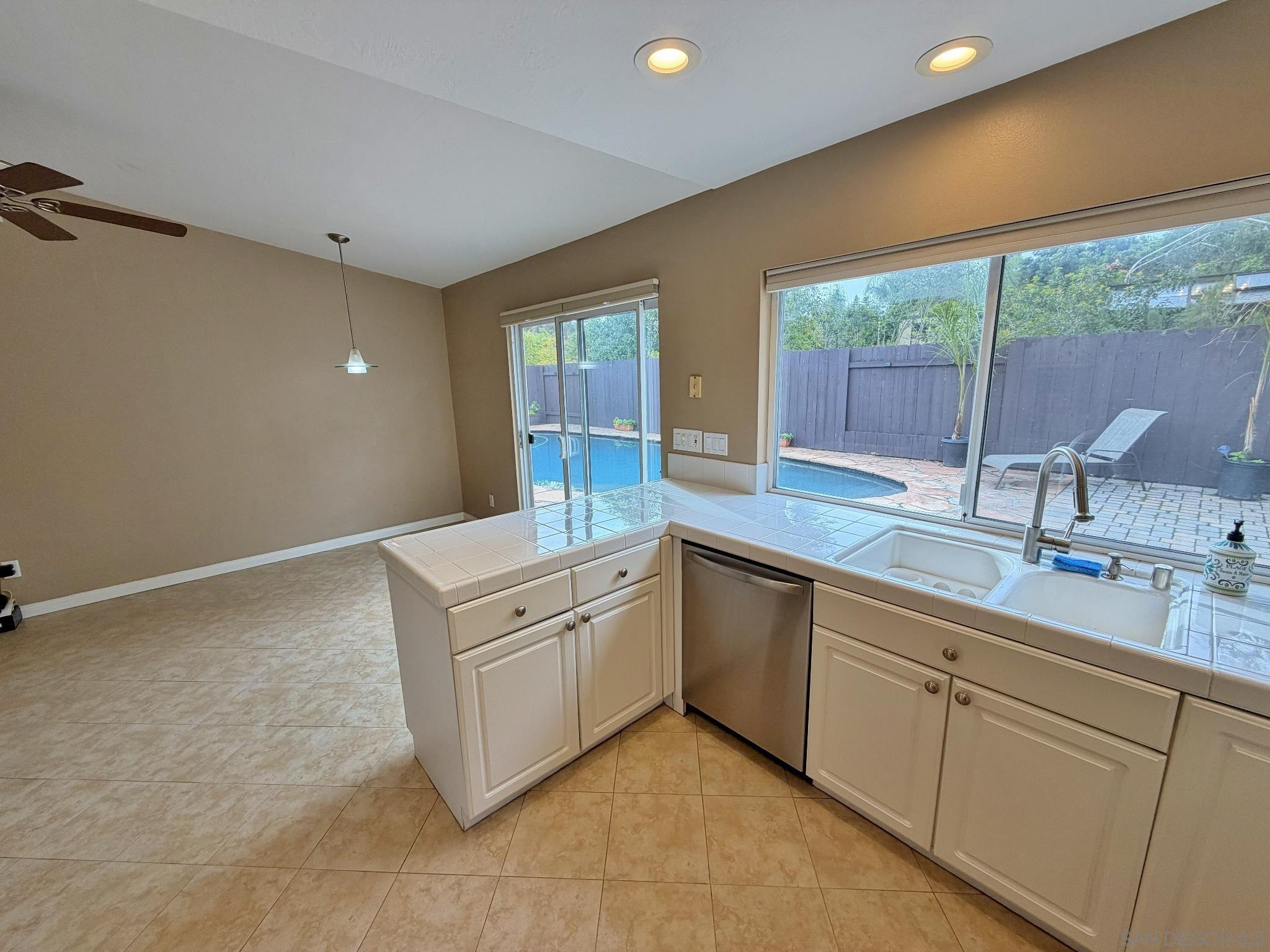 Detail Gallery Image 13 of 31 For 9970  Mesa Madera Dr, San Diego,  CA 92131 - 3 Beds | 2 Baths