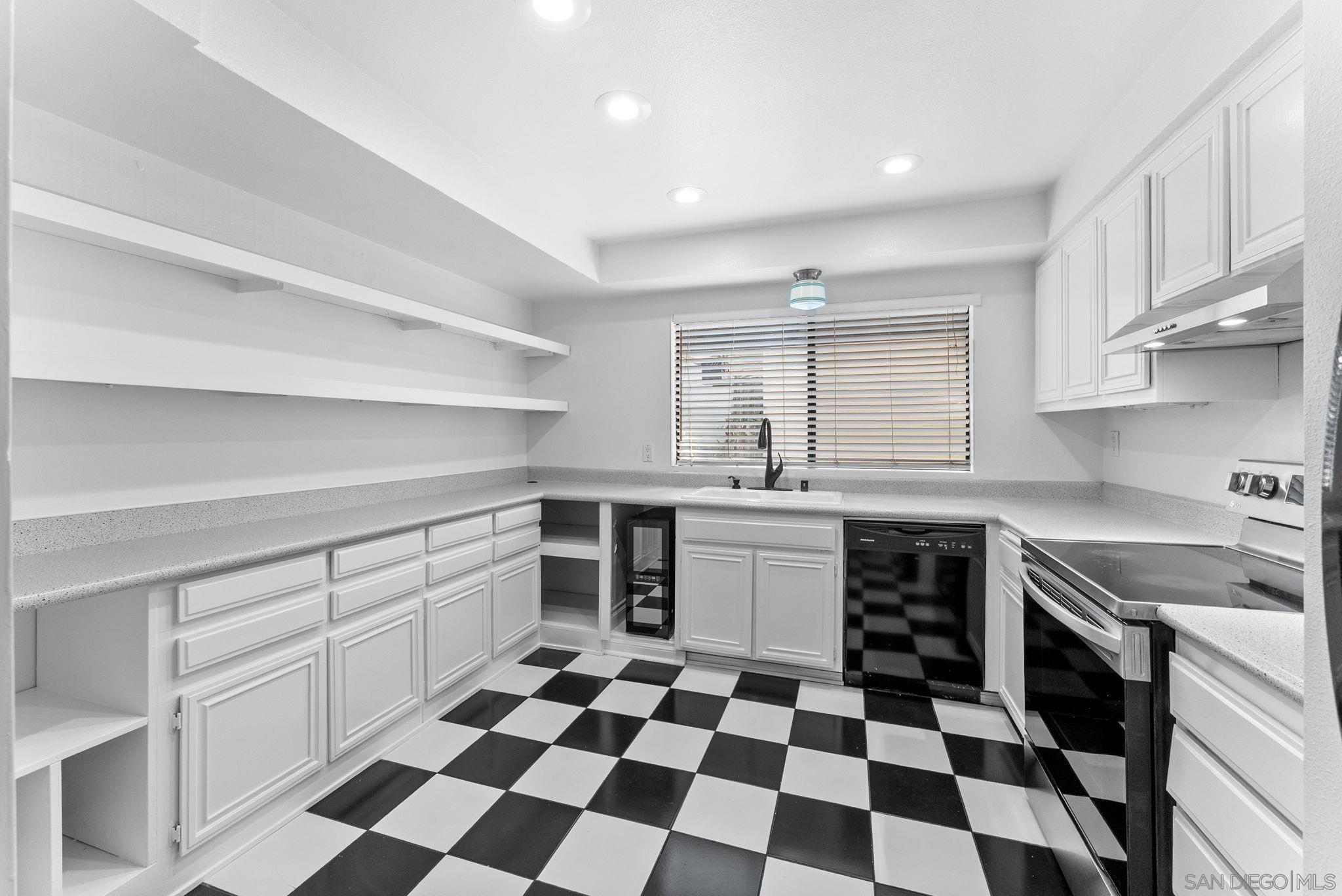 Detail Gallery Image 6 of 28 For 2533  Navarra Dr  2a,  Carlsbad,  CA 92009 - 2 Beds | 2 Baths