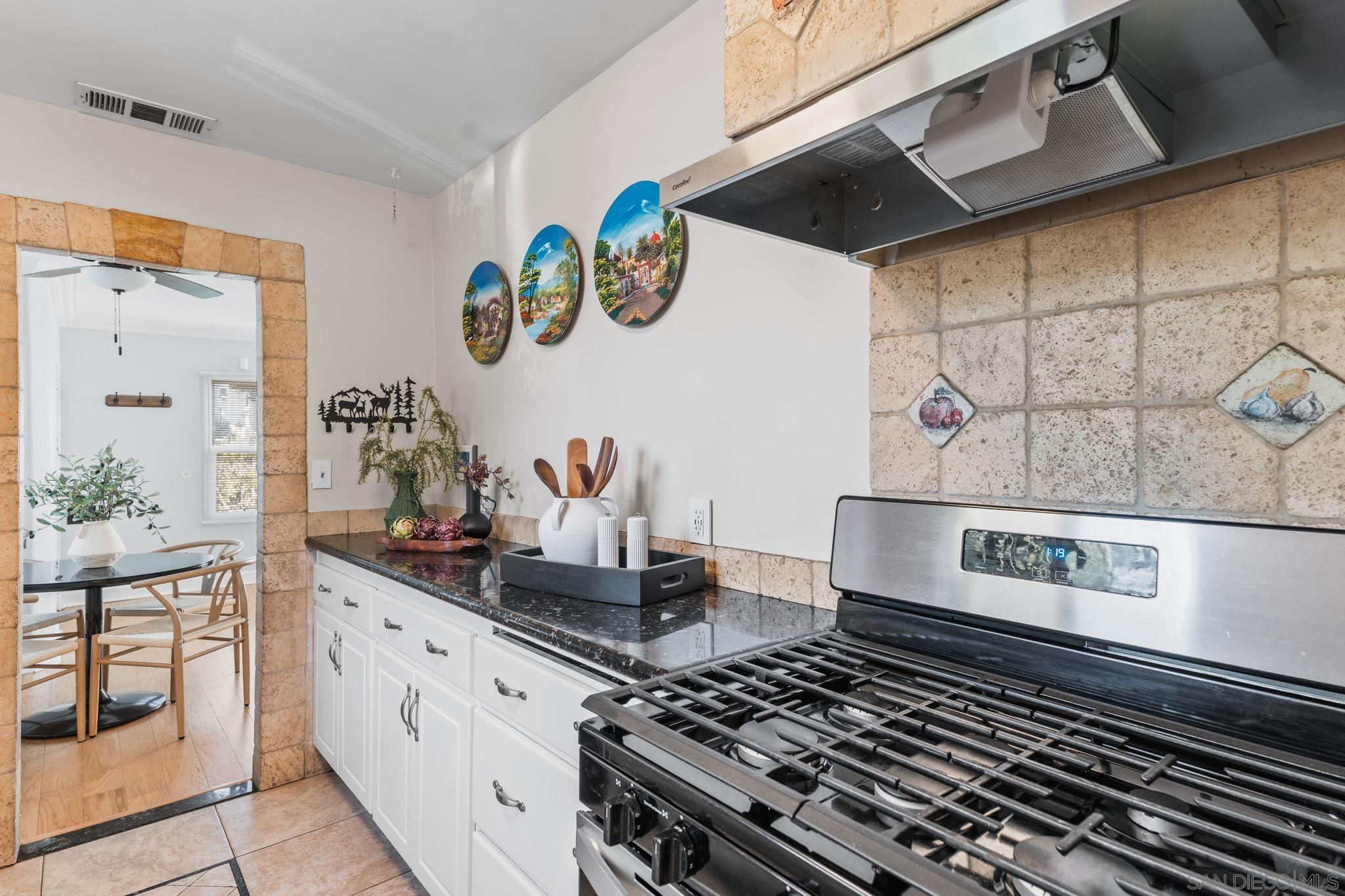 Detail Gallery Image 11 of 25 For 406  G Ave, National City,  CA 91950 - 2 Beds | 1 Baths