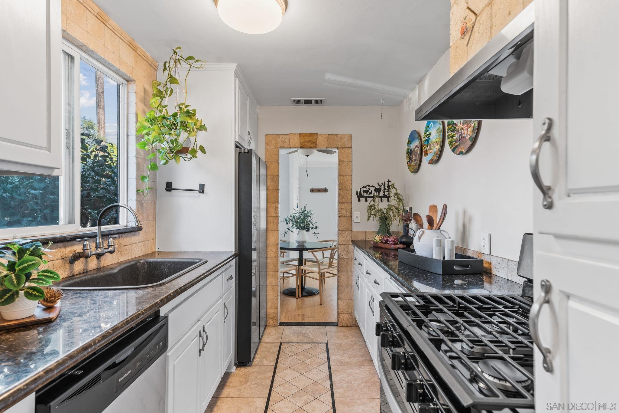 Detail Gallery Image 12 of 25 For 406  G Ave, National City,  CA 91950 - 2 Beds | 1 Baths