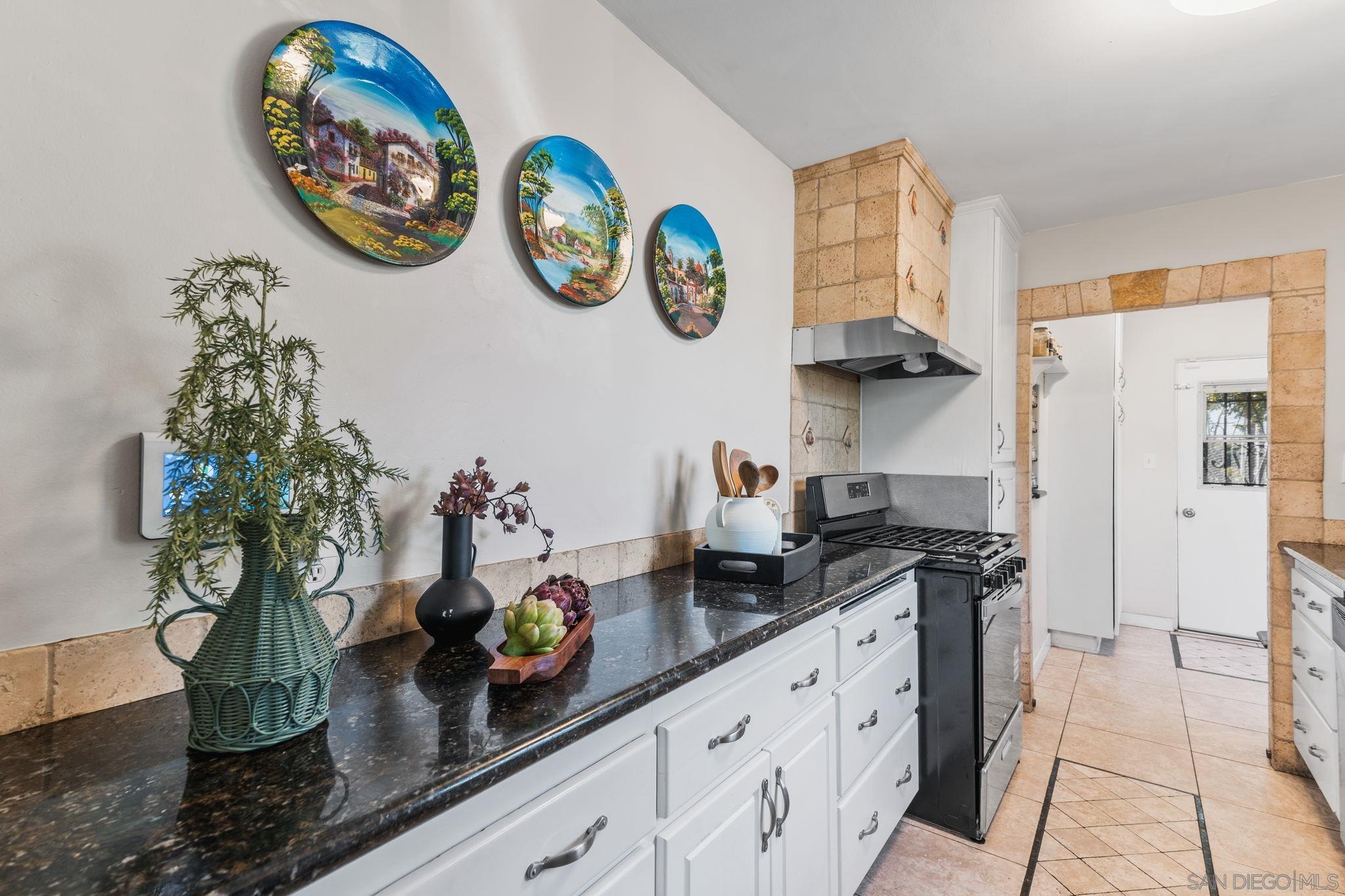 Detail Gallery Image 9 of 25 For 406  G Ave, National City,  CA 91950 - 2 Beds | 1 Baths