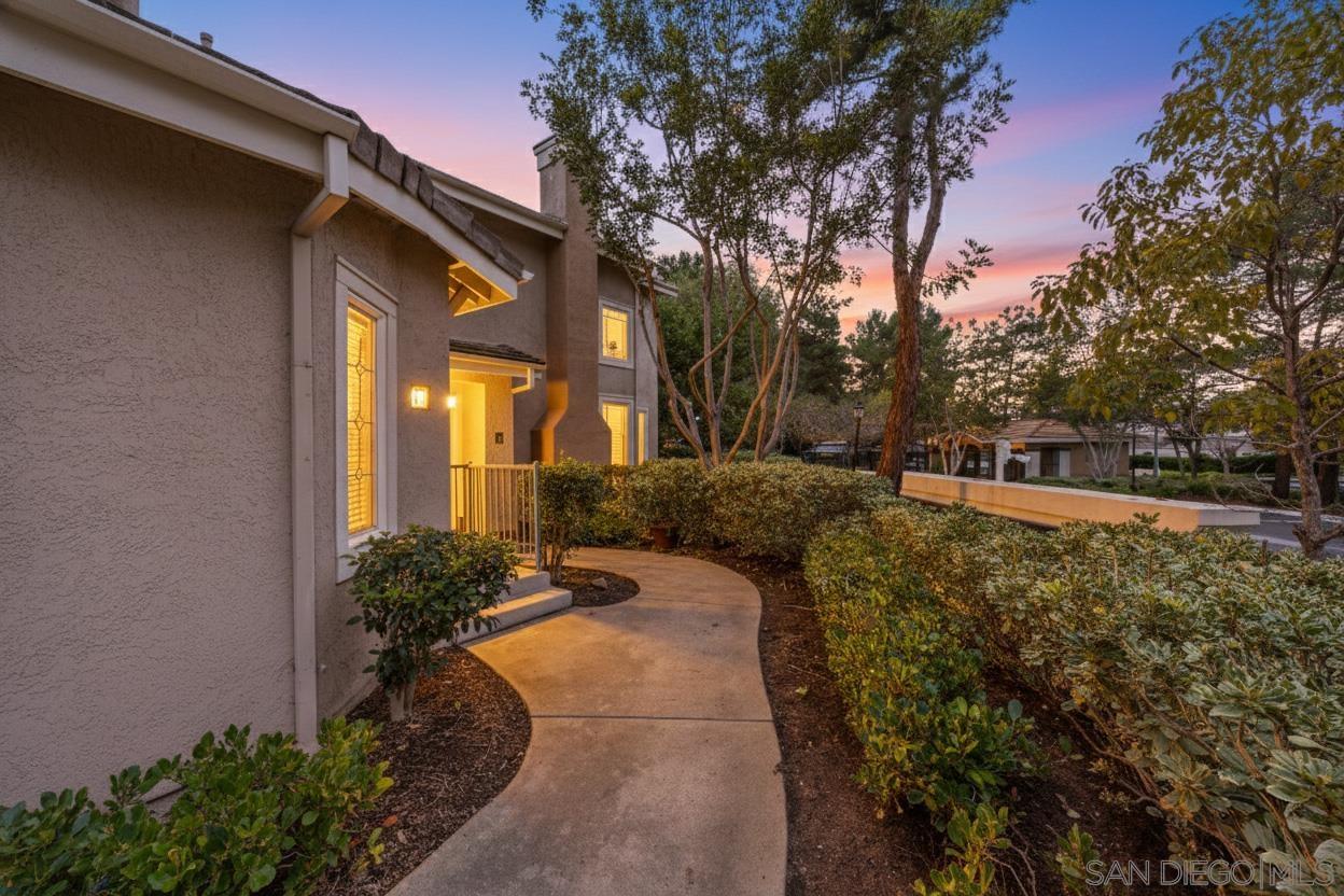 Detail Gallery Image 2 of 28 For 12003  World Trade Dr  #1,  San Diego,  CA 92128 - 2 Beds | 2 Baths