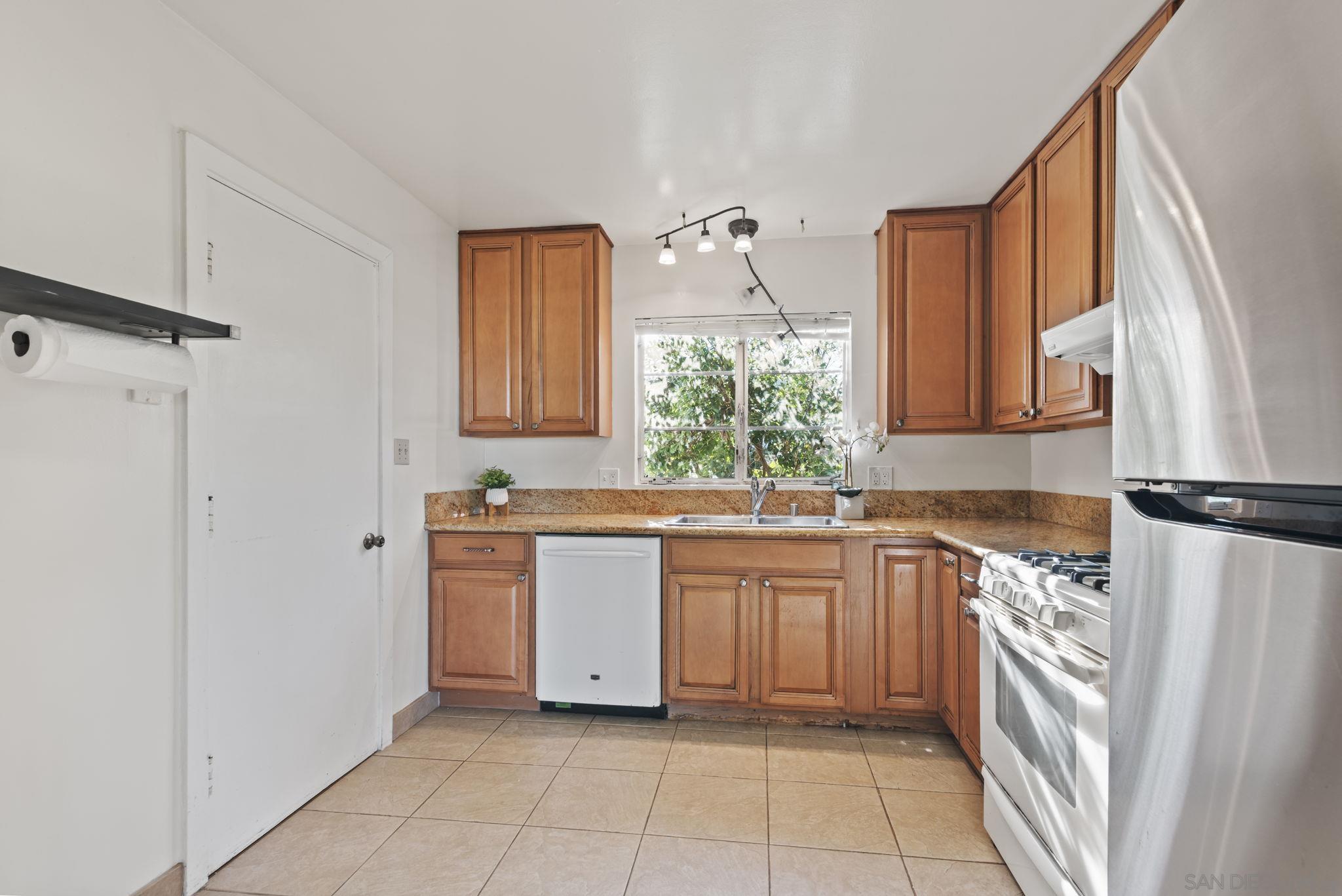 Detail Gallery Image 7 of 30 For 643  Nautilus, La Jolla,  CA 92037 - 3 Beds | 1 Baths