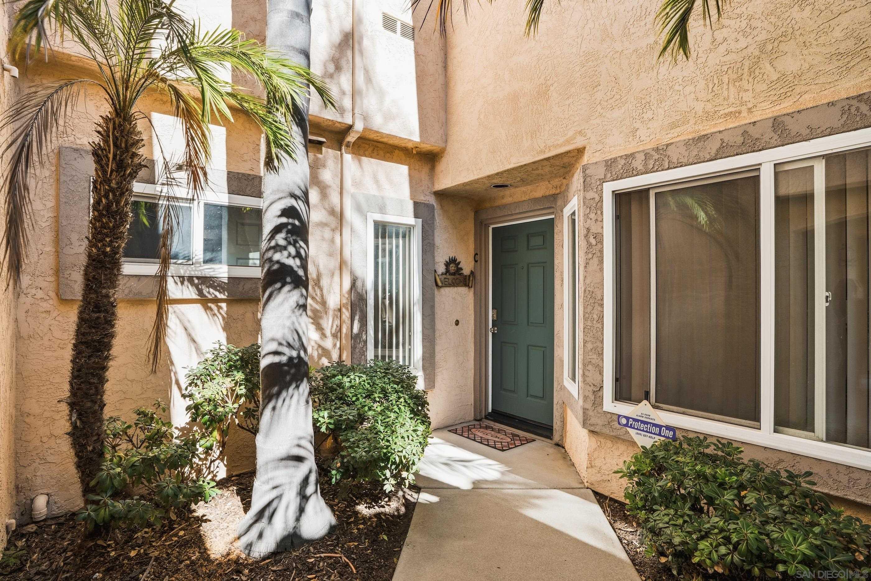 Detail Gallery Image 3 of 30 For 11382  via Rancho San Diego  #UNIT C,  El Cajon,  CA 92019 - 2 Beds | 2/1 Baths
