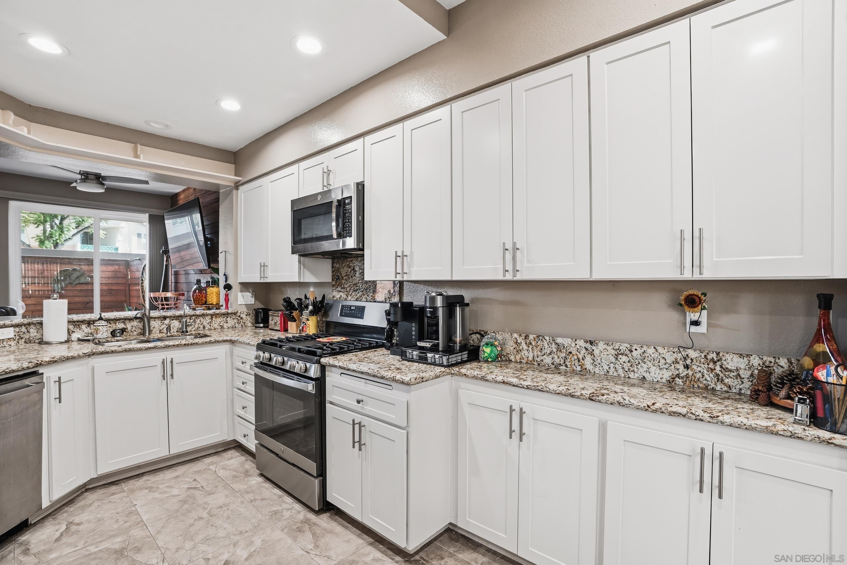 Detail Gallery Image 6 of 30 For 11382  via Rancho San Diego  #UNIT C,  El Cajon,  CA 92019 - 2 Beds | 2/1 Baths