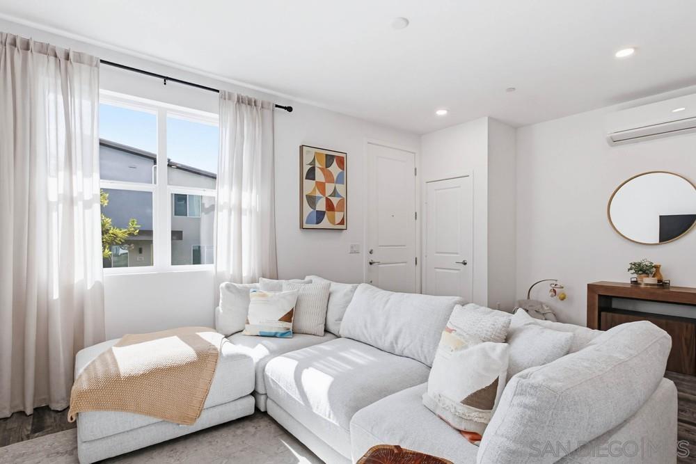 Detail Gallery Image 4 of 39 For 940  Cooper Pl., San Diego,  CA 92102 - 3 Beds | 2/1 Baths