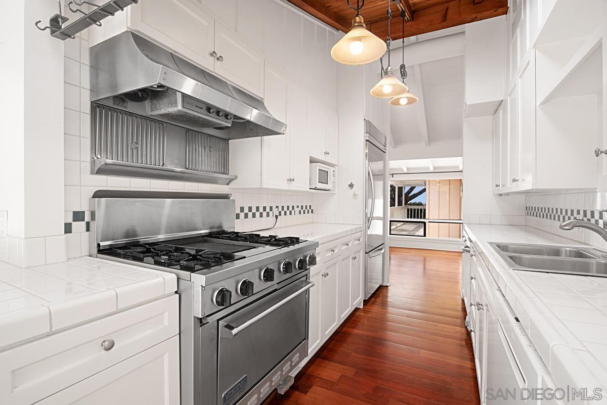 Detail Gallery Image 11 of 42 For 573  Amphitheatre Dr, Del Mar,  CA 92014 - 4 Beds | 3 Baths