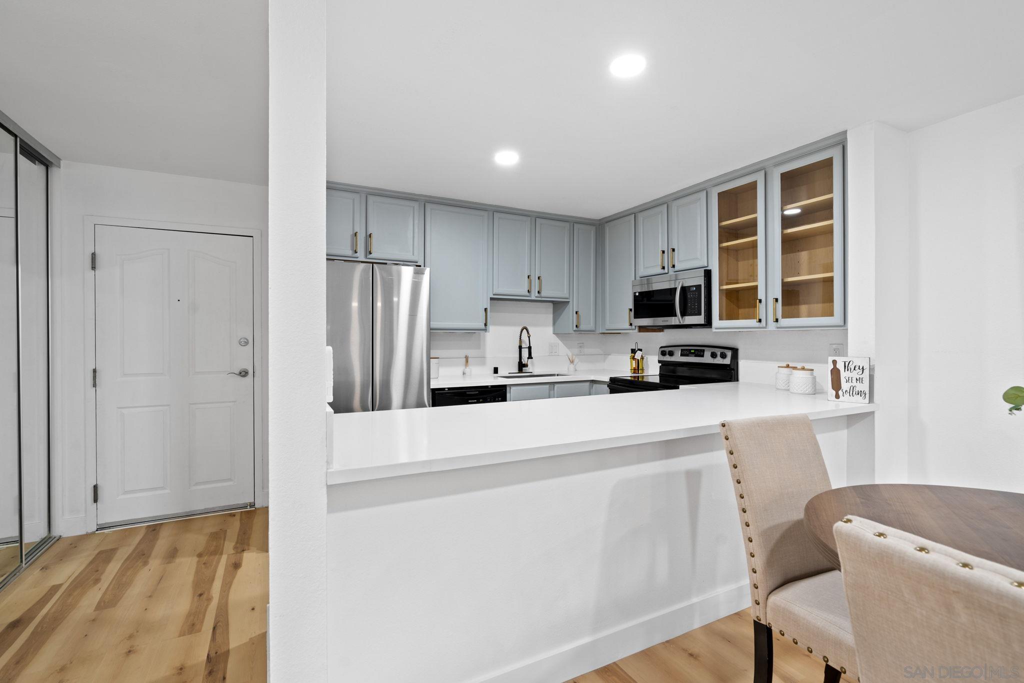 Detail Gallery Image 6 of 26 For 3030  Suncrest Dr  104, San Diego,  CA 92116 - 1 Beds | 1 Baths