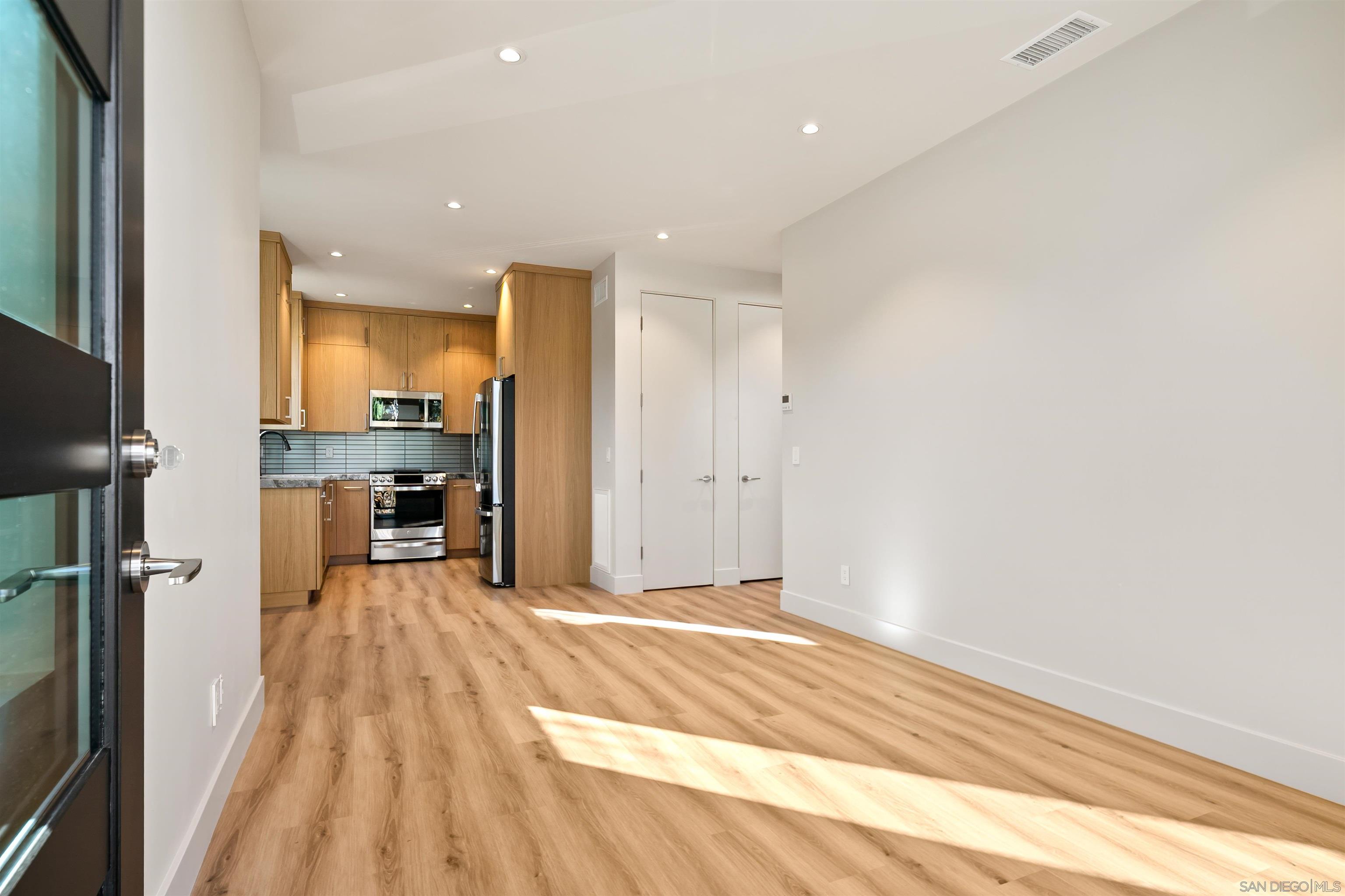 Detail Gallery Image 2 of 17 For 8168  Paseo Del Ocaso  2nd Floor Adu, La Jolla,  CA 92037 - 1 Beds | 1 Baths